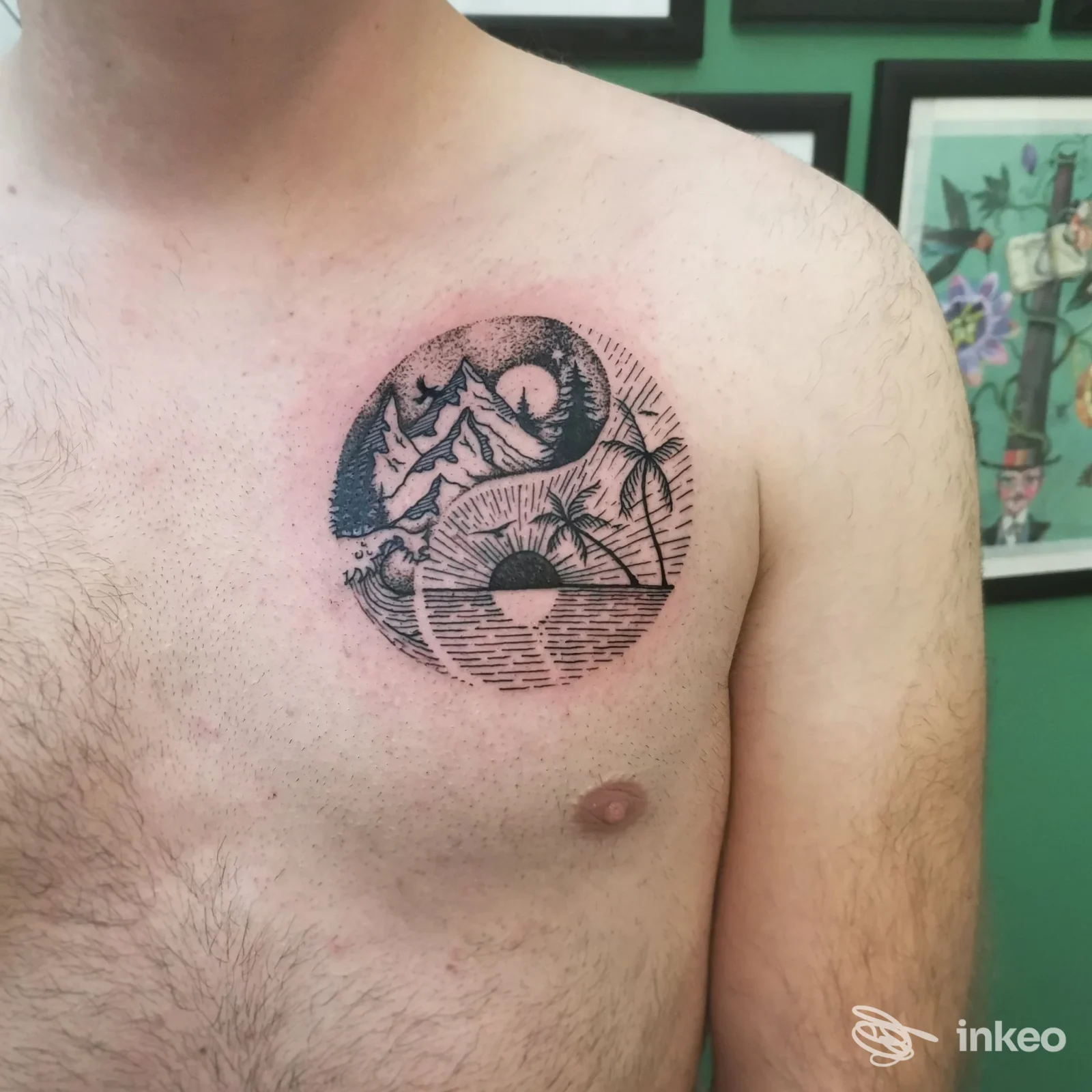 Tatuaggio sul petto realizzato da Bereska Ink Studio, Enna: paesaggio circolare in inchiostro nero con montagne, palme e sole.
