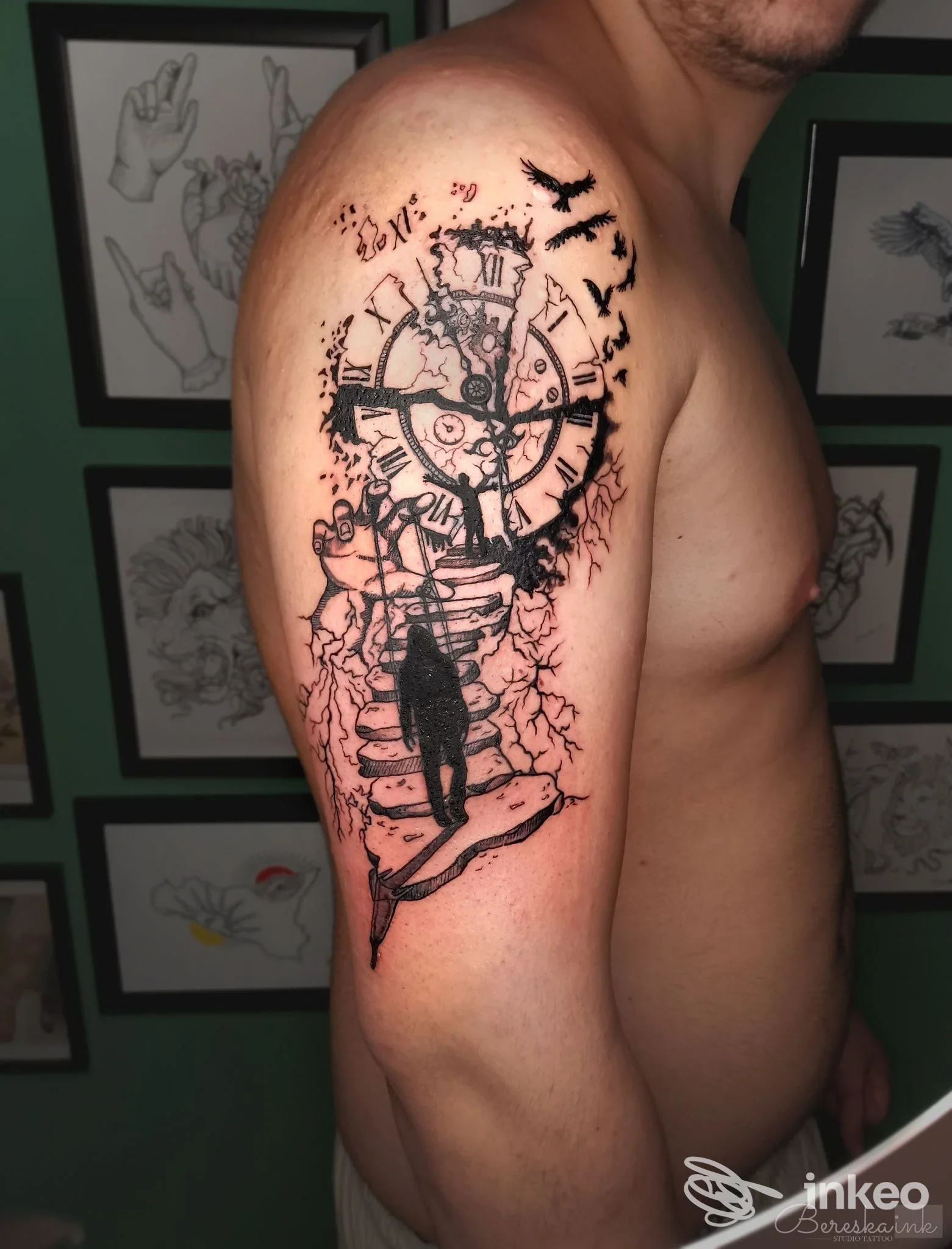 Tatuaggio nero su braccio superiore con orologio rotto, gradini e figura, foto di Bereska Ink Studio, Enna.