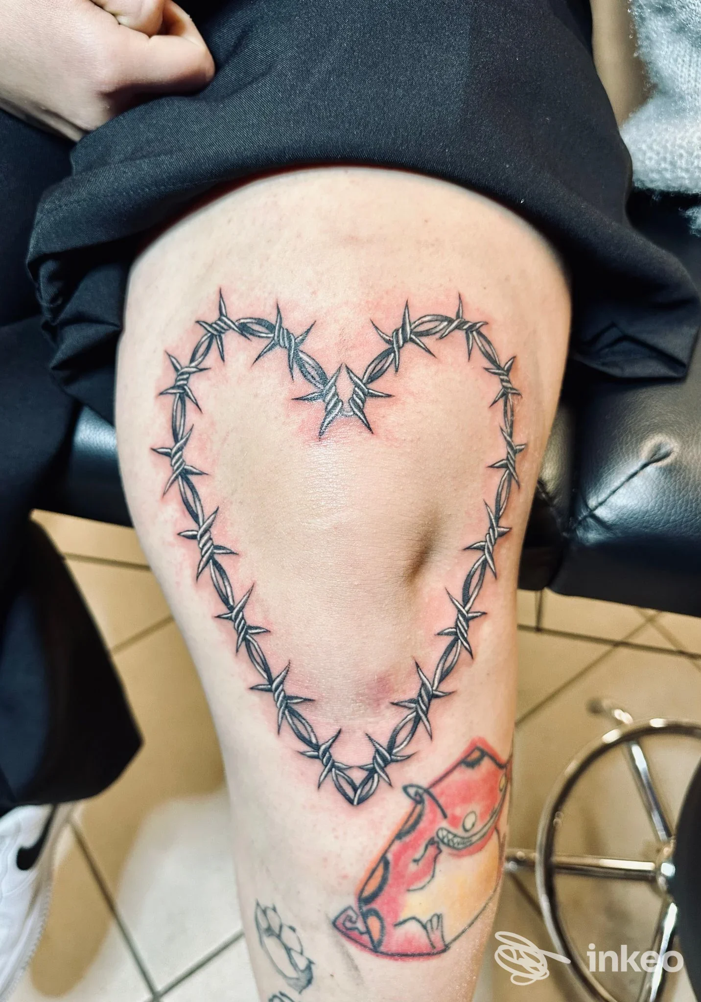 Tatuaggio a forma di cuore fatto con filo spinato sulla coscia, Black Milk Tattoo Studio, Messina.