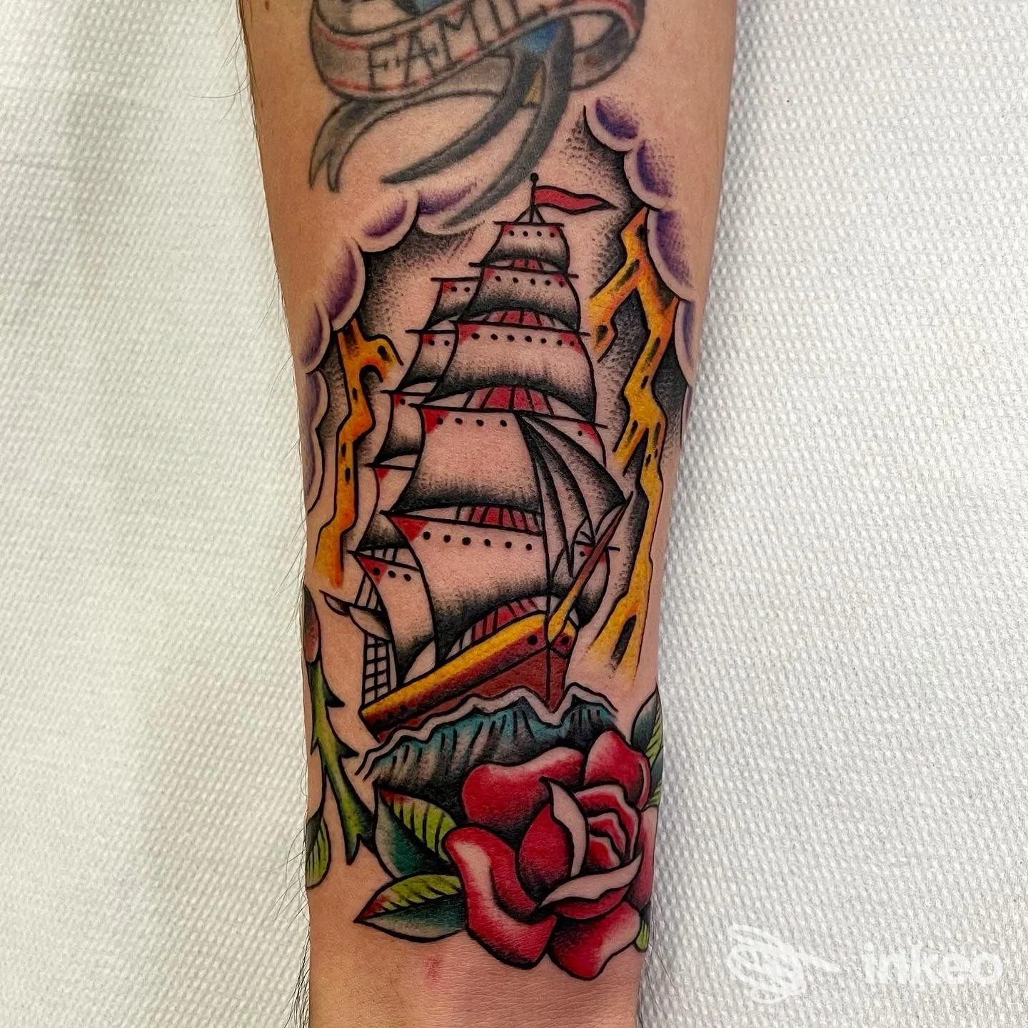 Tatuaggio old school su avambraccio con nave a vele e rosa, Black Soul Tattoo, Giardini-Naxos.