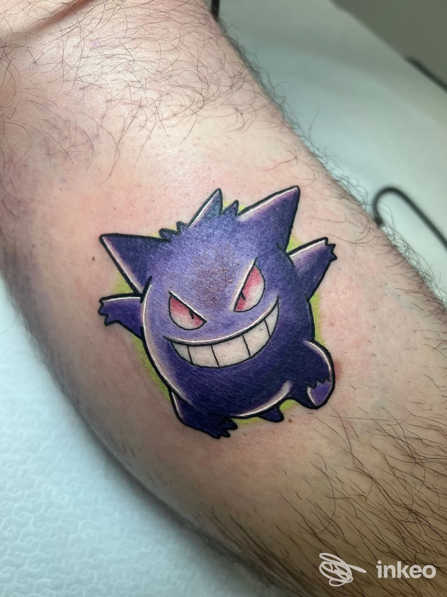 Tattoo colorato raffigurante Gengar sul polpaccio con contorno nero e sfumature viola, lavoro eseguito presso Caos Theory - Tattoo studio a Ragusa.