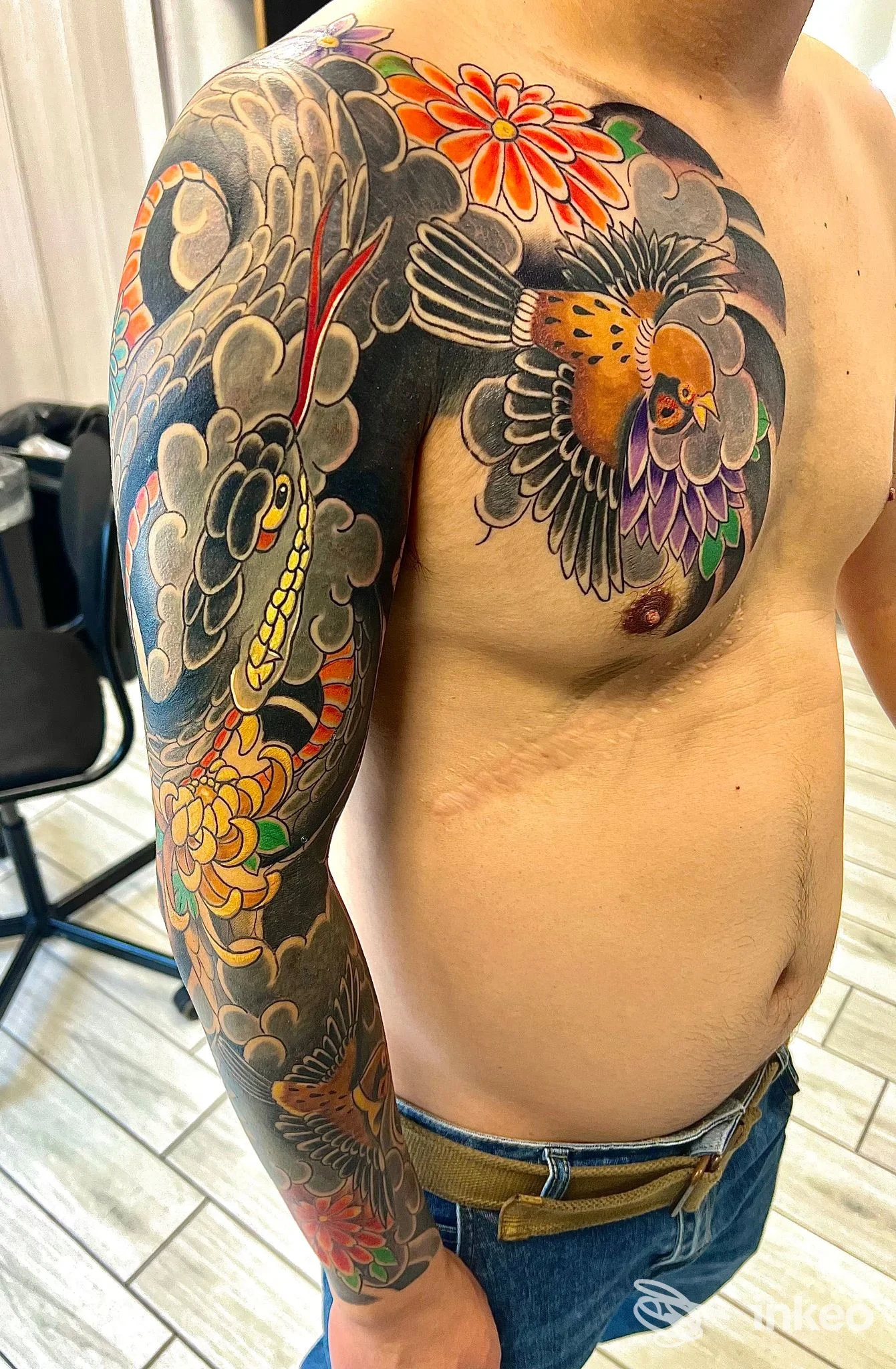 Tatuaggio a manica e sul petto su pelle maschile, foto fornita dallo studio Caos Theory - Tattoo studio, Ragusa.