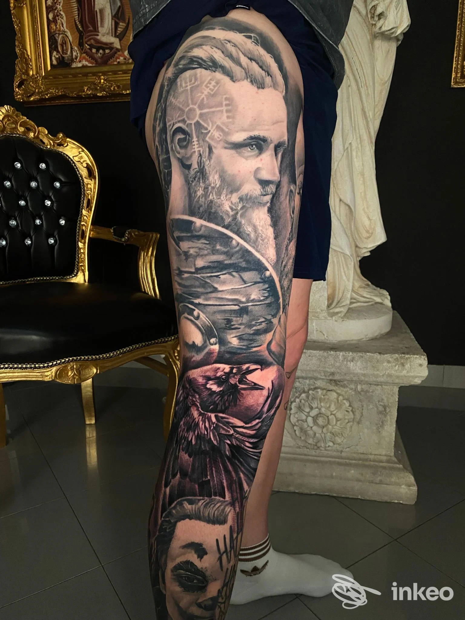 Tatuaggio realistico a manica su gamba con ritratti, elmo e rapace — Cash Only Tattoo di Izzi Vincenzo, Torregrotta.
