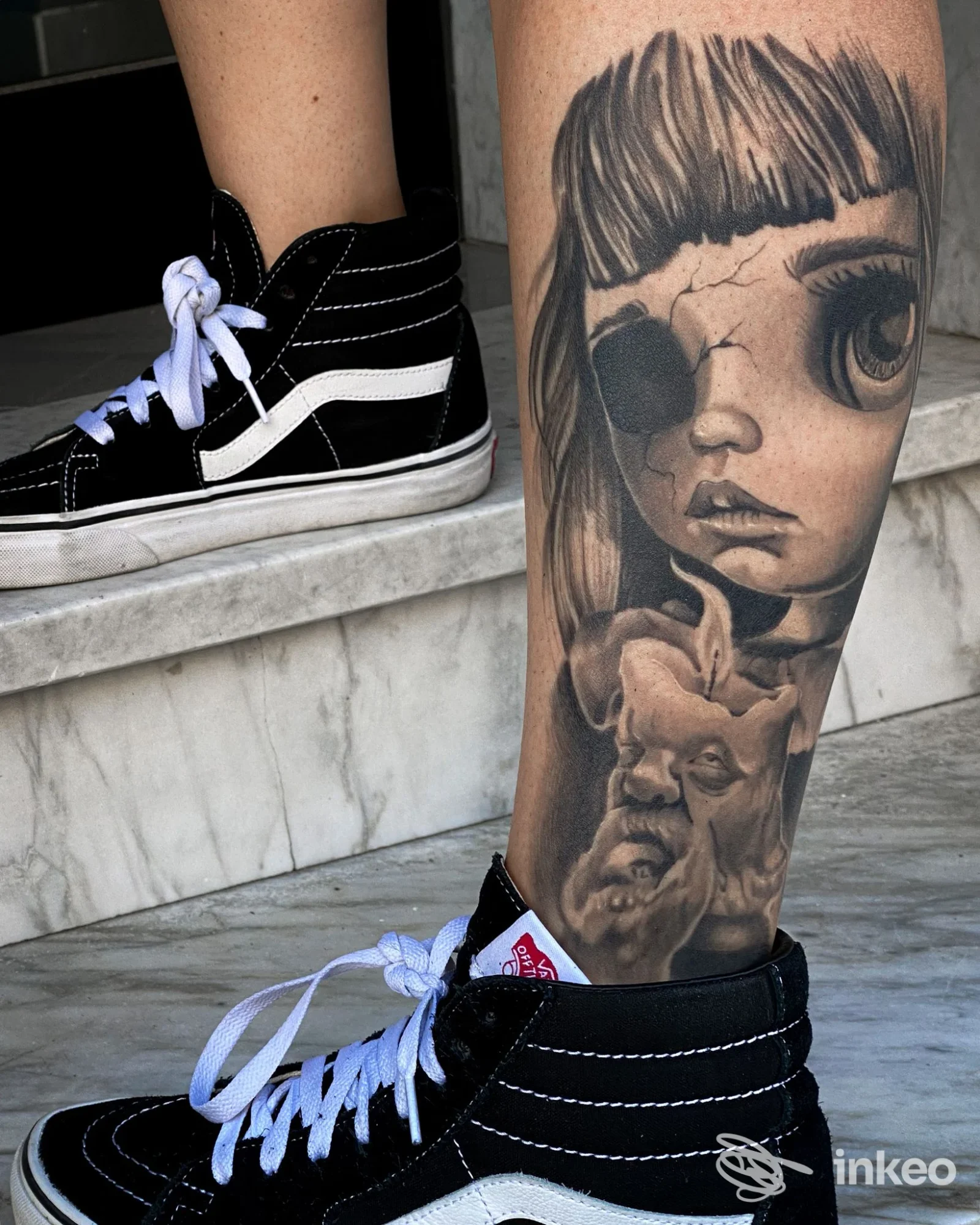 Tatuaggio realistico in bianco e nero sul polpaccio, ritratto stilizzato e figura grottesca — Cash Only Tattoo, Torregrotta.