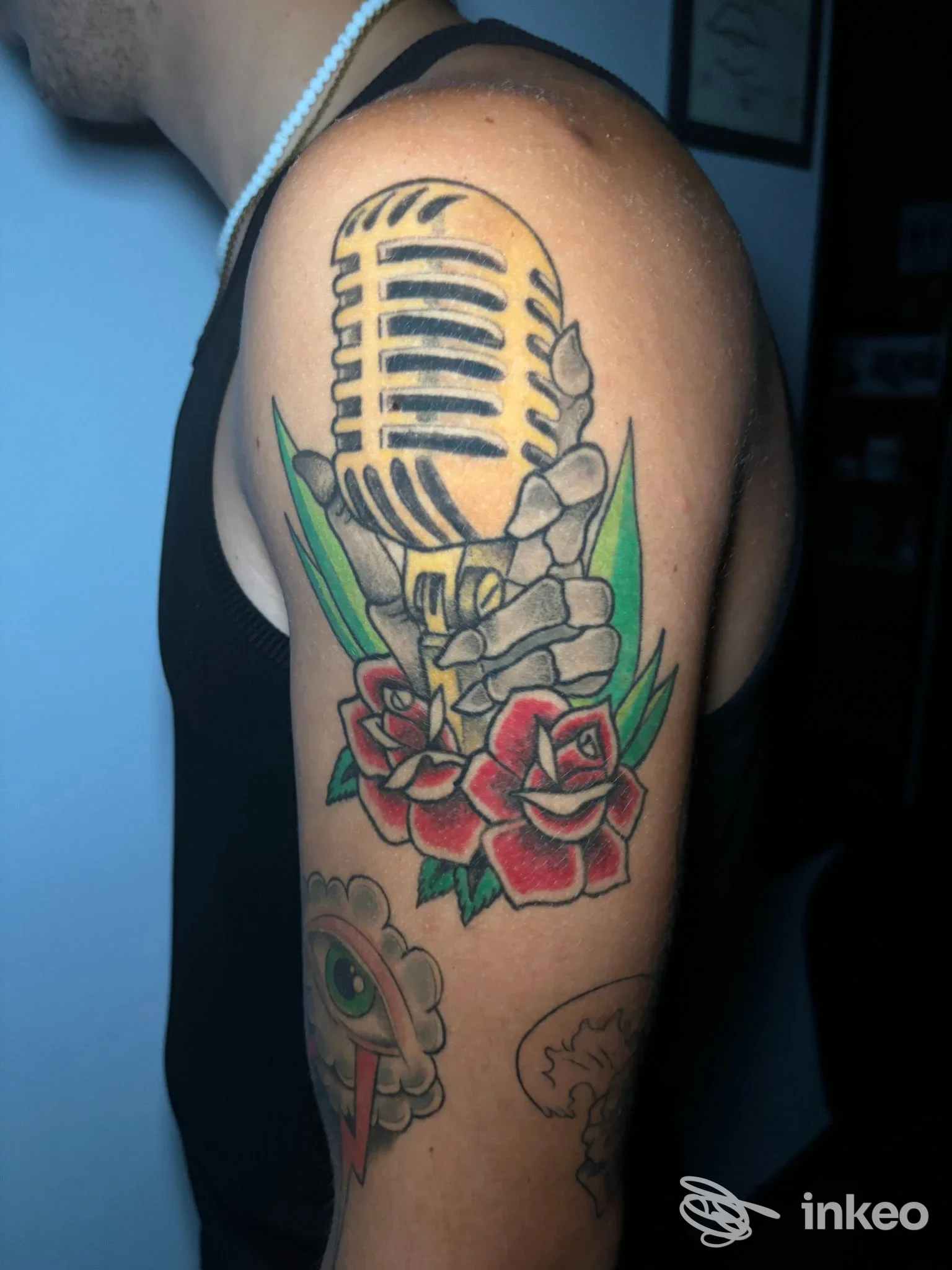 Tatuaggio su spalla e bicipite con microfono vintage e rose, Catania Tattoo Studio, Catania.