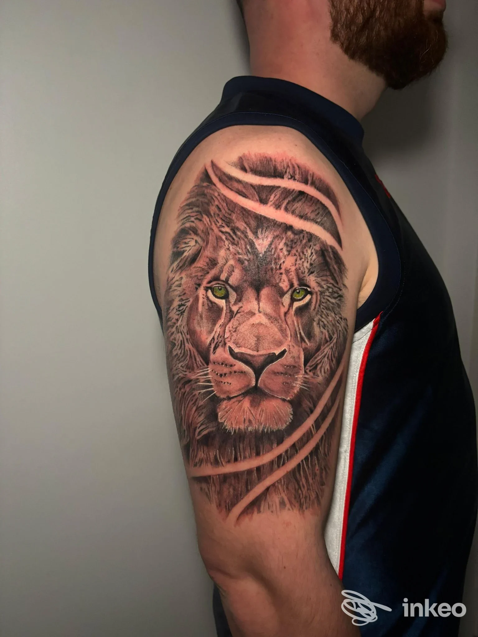 Tatuaggio realistico di testa di leone sul deltoide di un cliente, foto registrata per Catania Tattoo Studio a Catania.