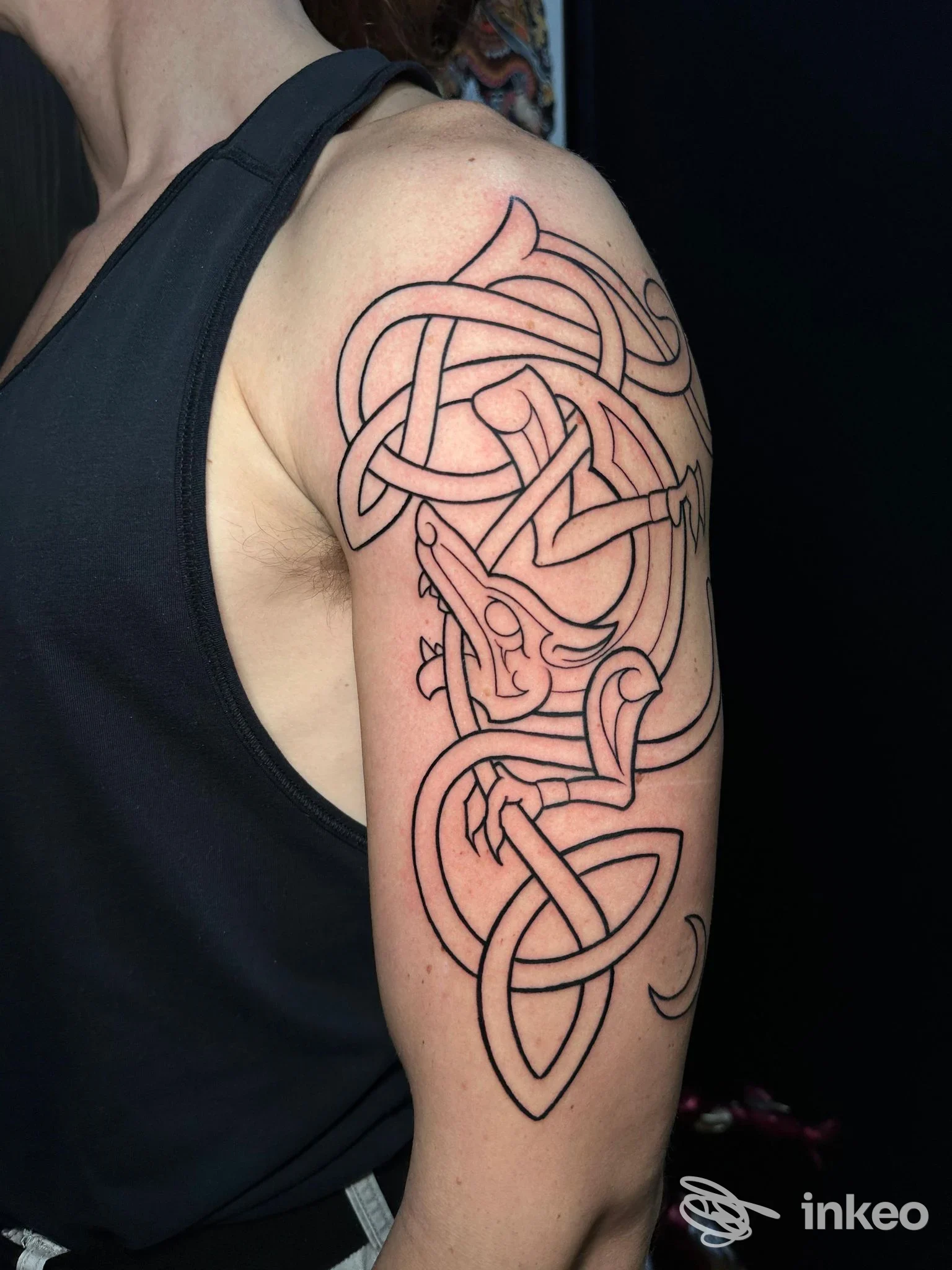Tatuaggio a linee intrecciate sul braccio superiore eseguito da CHROMA TATTOO a Palermo, inquadratura sulla spalla e bicipite.