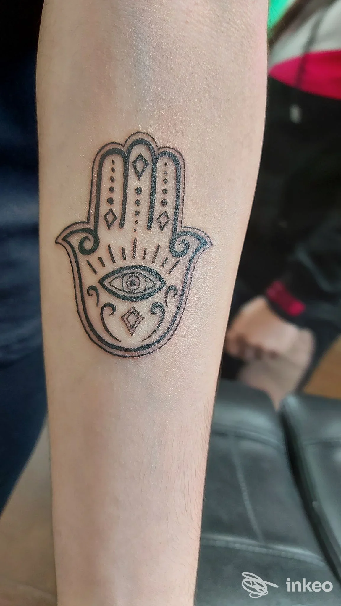 Tatuaggio a mano di Hamsa in nero su avambraccio, foto del Carlos Villena Tattoo Studio a Bagheria.