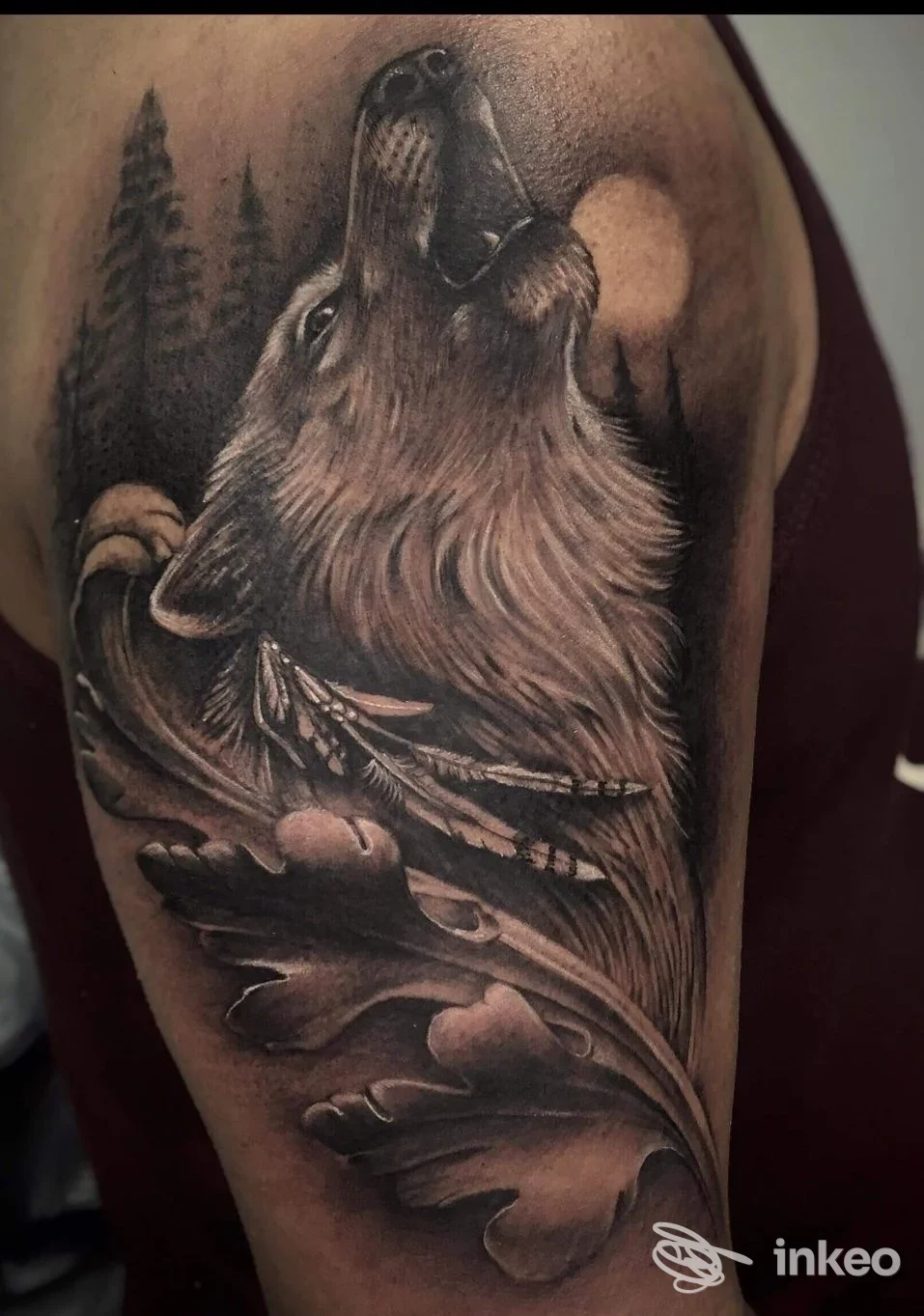 Tatuaggio realistico in bianco e nero di un lupo ululante sul braccio, foto fornita da Carlos Villena Tattoo Studio, Bagheria.