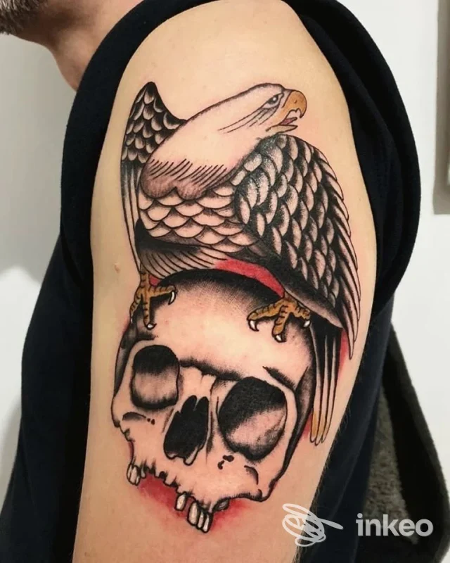 Grande tatuaggio sul braccio superiore: un'aquila sopra un teschio. Fotografia del lavoro presso Casamatta Tattoo Club, Favara.