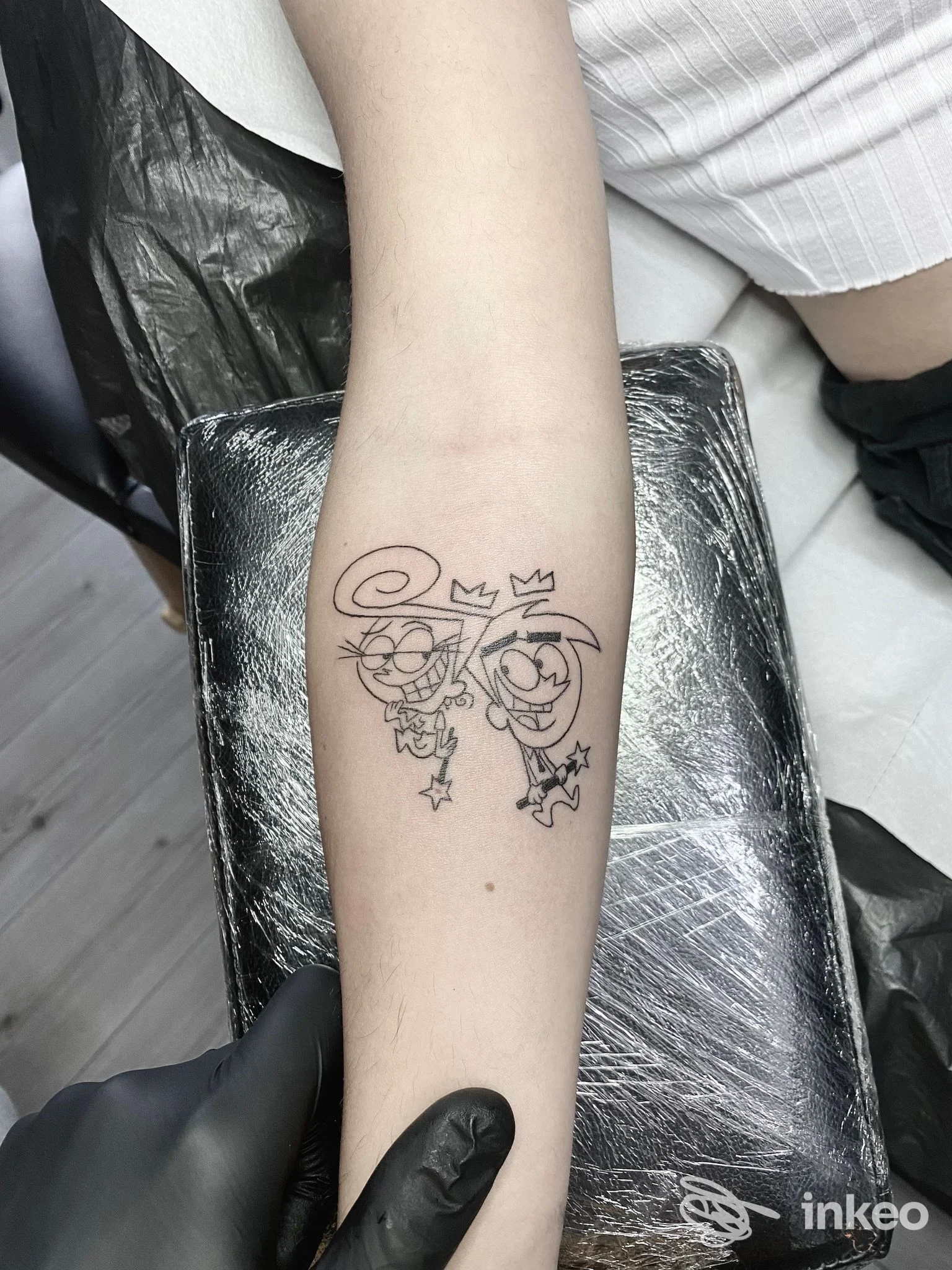Tatuaggio in corso sull'avambraccio con personaggi cartoon stilizzati, eseguito al Club House TATTOO a Marina di Ragusa.