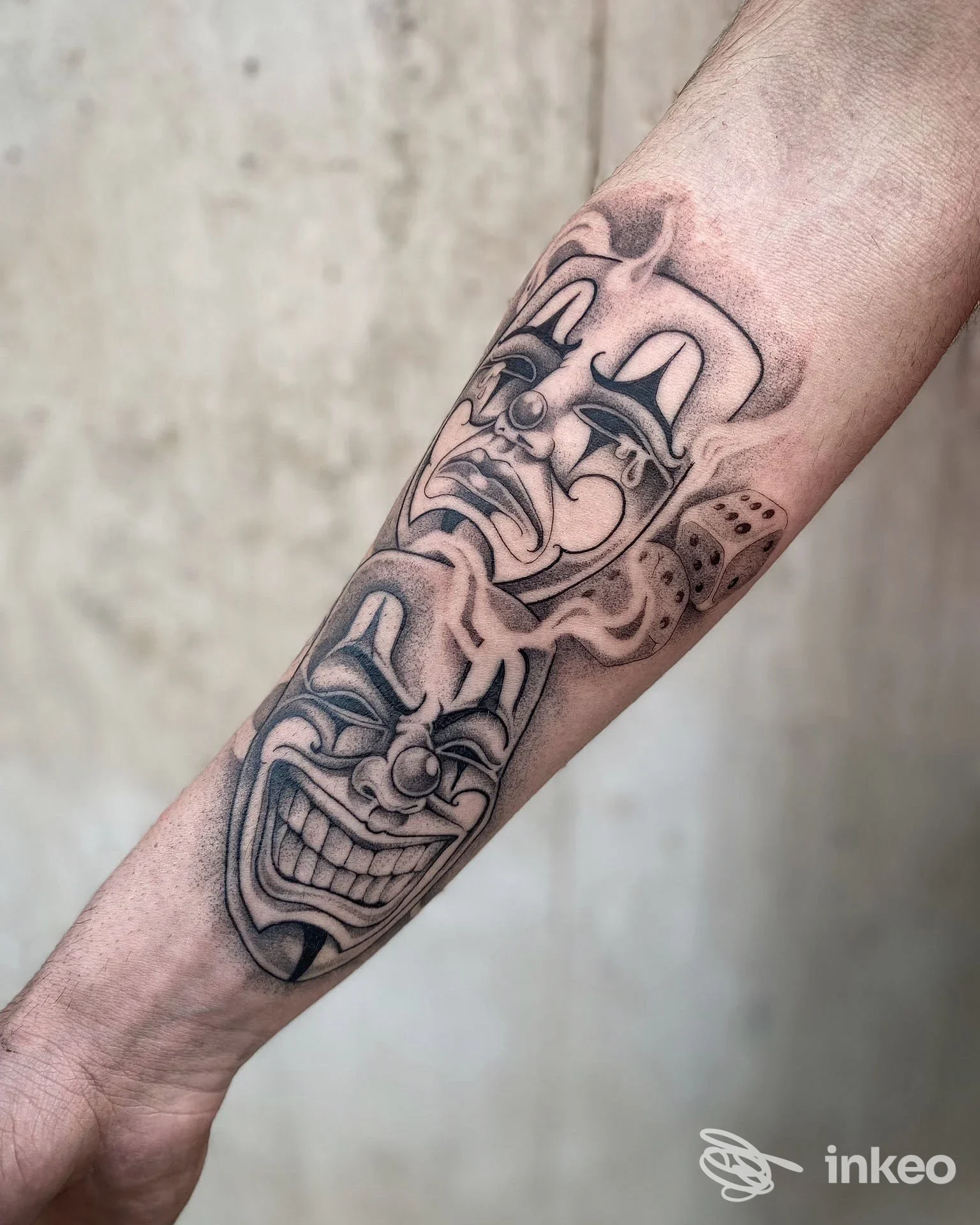 Tatuaggio black & grey di due maschere clown sull'avambraccio, Club House TATTOO a Marina di Ragusa.