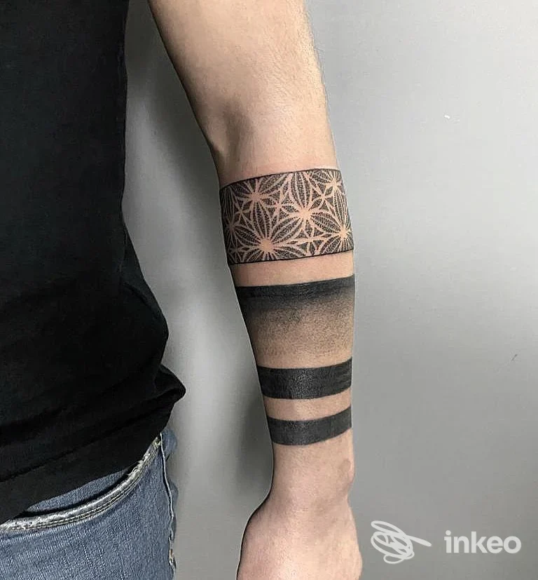 Tatuaggio blackwork a bande sull'avambraccio, foto fornita da Club House TATTOO, Marina di Ragusa.