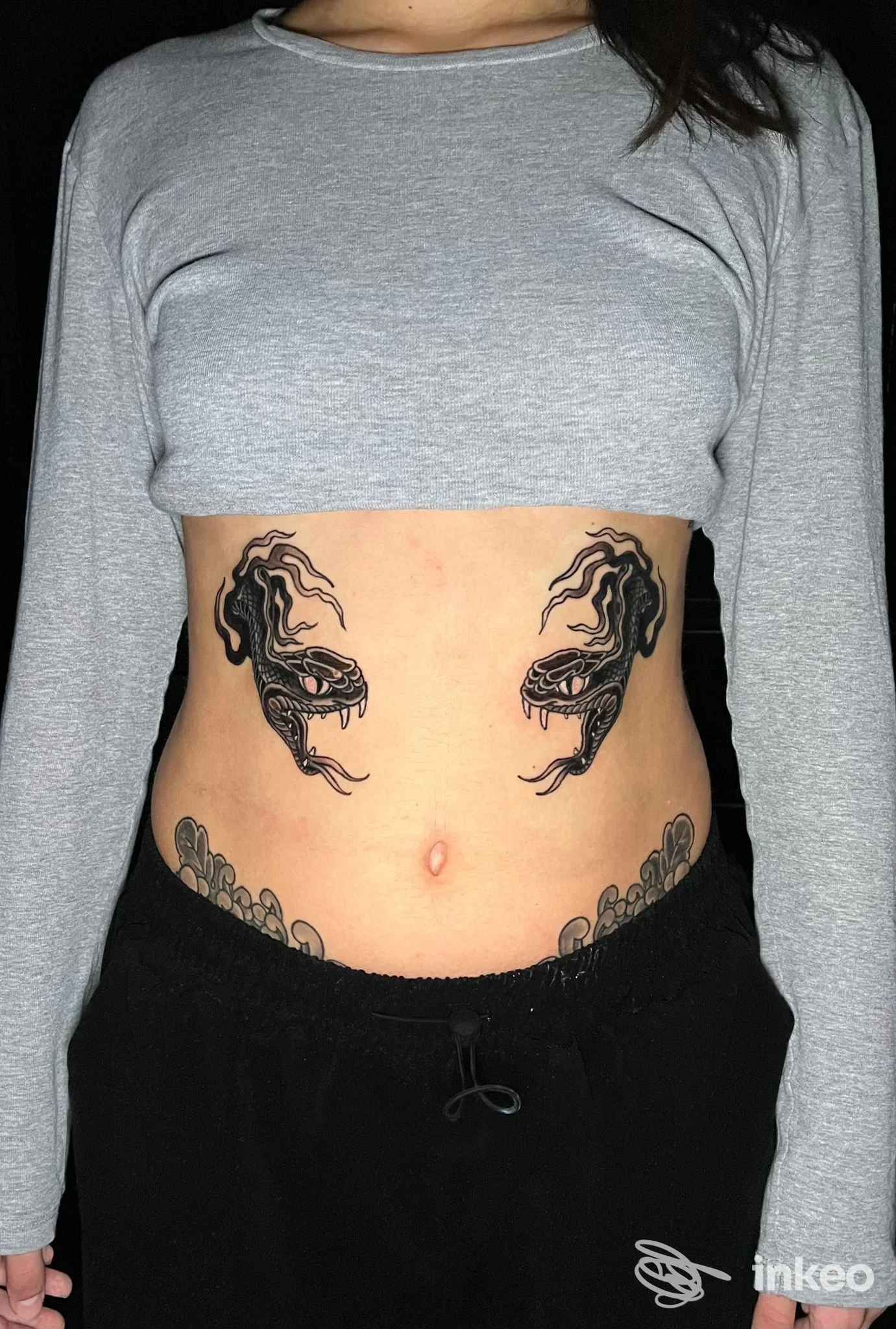 Tatuaggi blackwork simmetrici sull'addome e decorazione inguinale, foto da Deds tattoo a Catania.