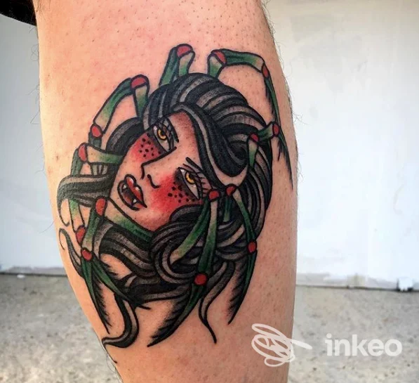 Tatuaggio su polpaccio con volto stilizzato e zampe di ragno, eseguito da Dark Side Palermo - Private Tattoo Studio a Palermo.