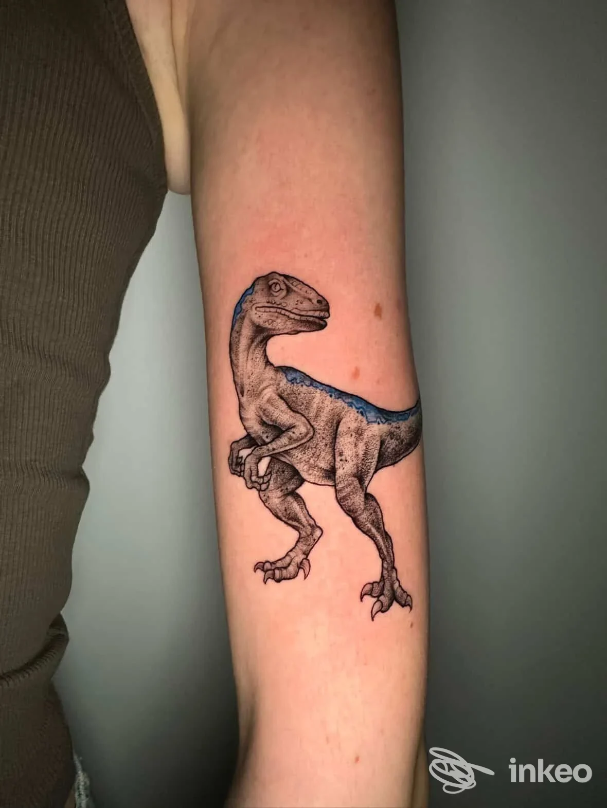 Tatuaggio di dinosauro sull'avambraccio eseguito da Blacktop Tattoo Club, Palermo.
