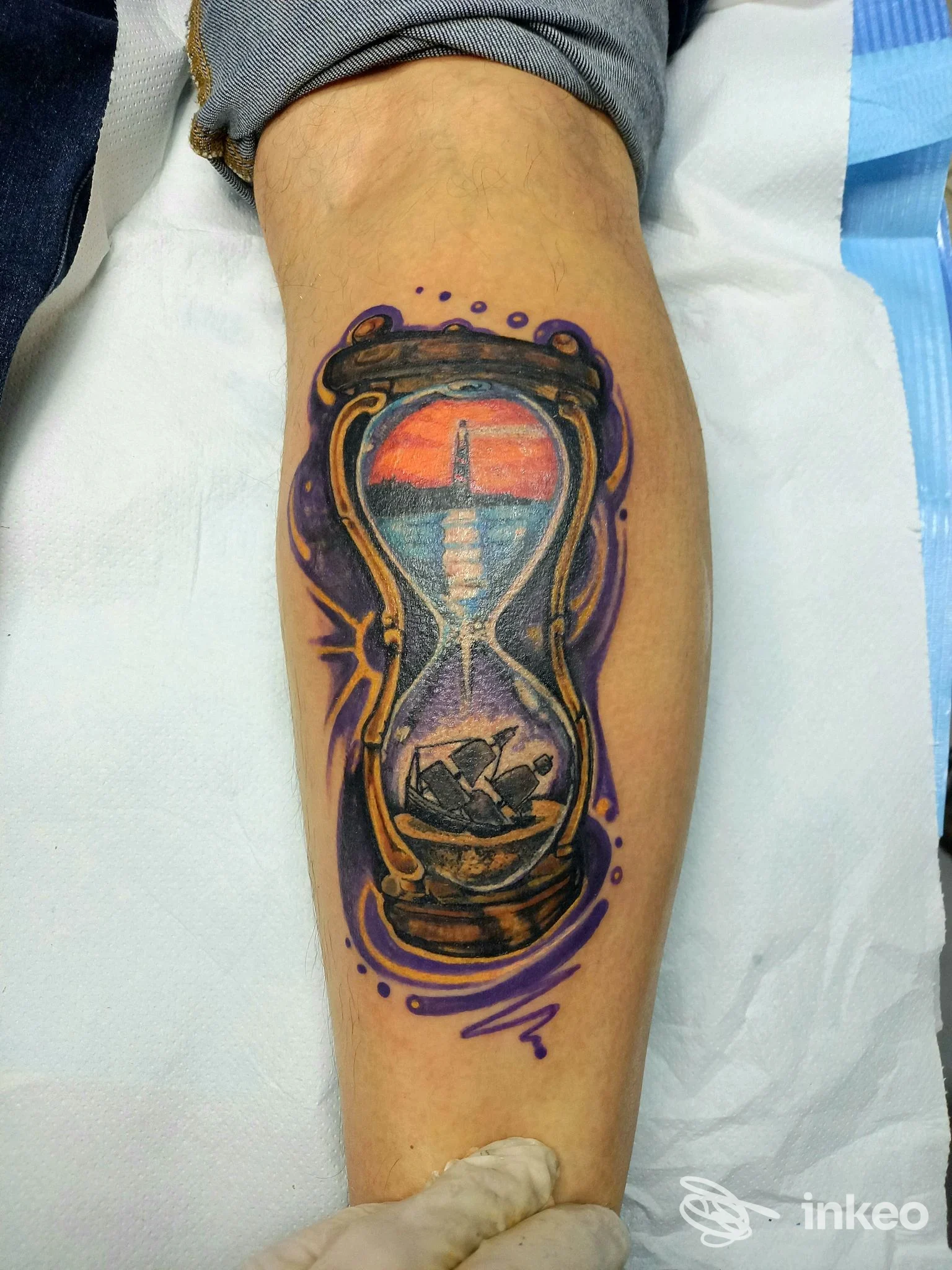 Tatuaggio a forma di clessidra colorata sull'avambraccio, fotografia fornita da Eddies tattoo studio, Siracusa.