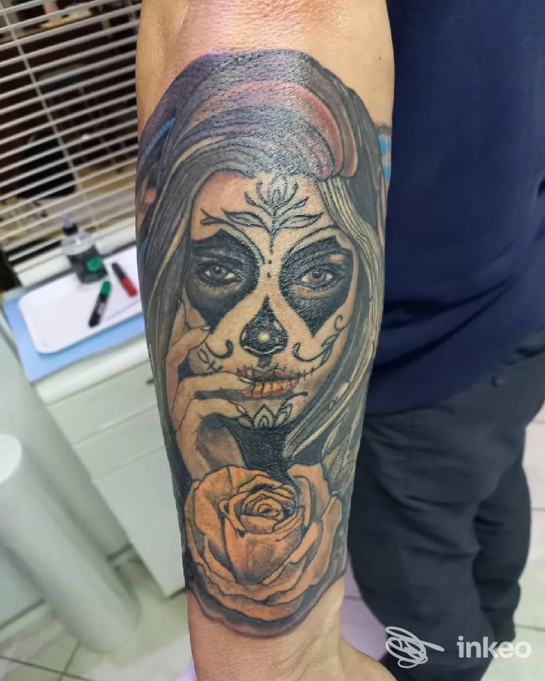 Tatuaggio su avambraccio con ritratto 'sugar skull' e rosa colorata, foto fornita da Eddies tattoo studio, Siracusa.
