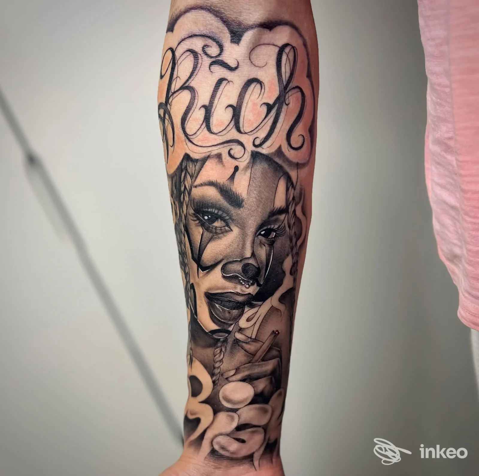 Tatuaggio ritratto femminile black&grey sull'avambraccio, Gale Tattoo Studio, Caltanissetta.