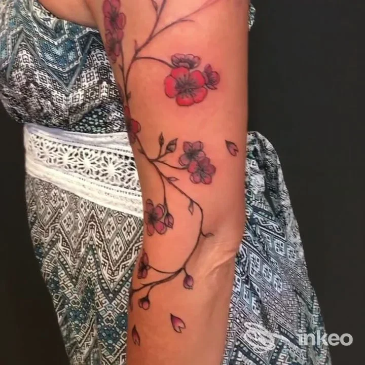 Tatuaggio floreale a rami e fiori sul avambraccio, foto inviata da Cocostudio 117 TATTOO, Trapani.