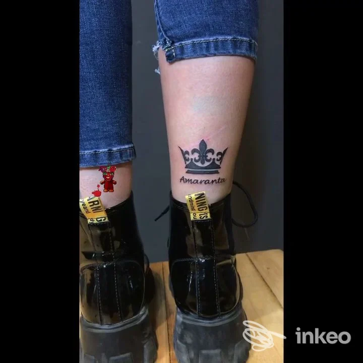 Tatuaggio a forma di corona con la scritta "Amaranta" sul polpaccio posteriore, foto fornita da Cocostudio 117 TATTOO, Trapani.