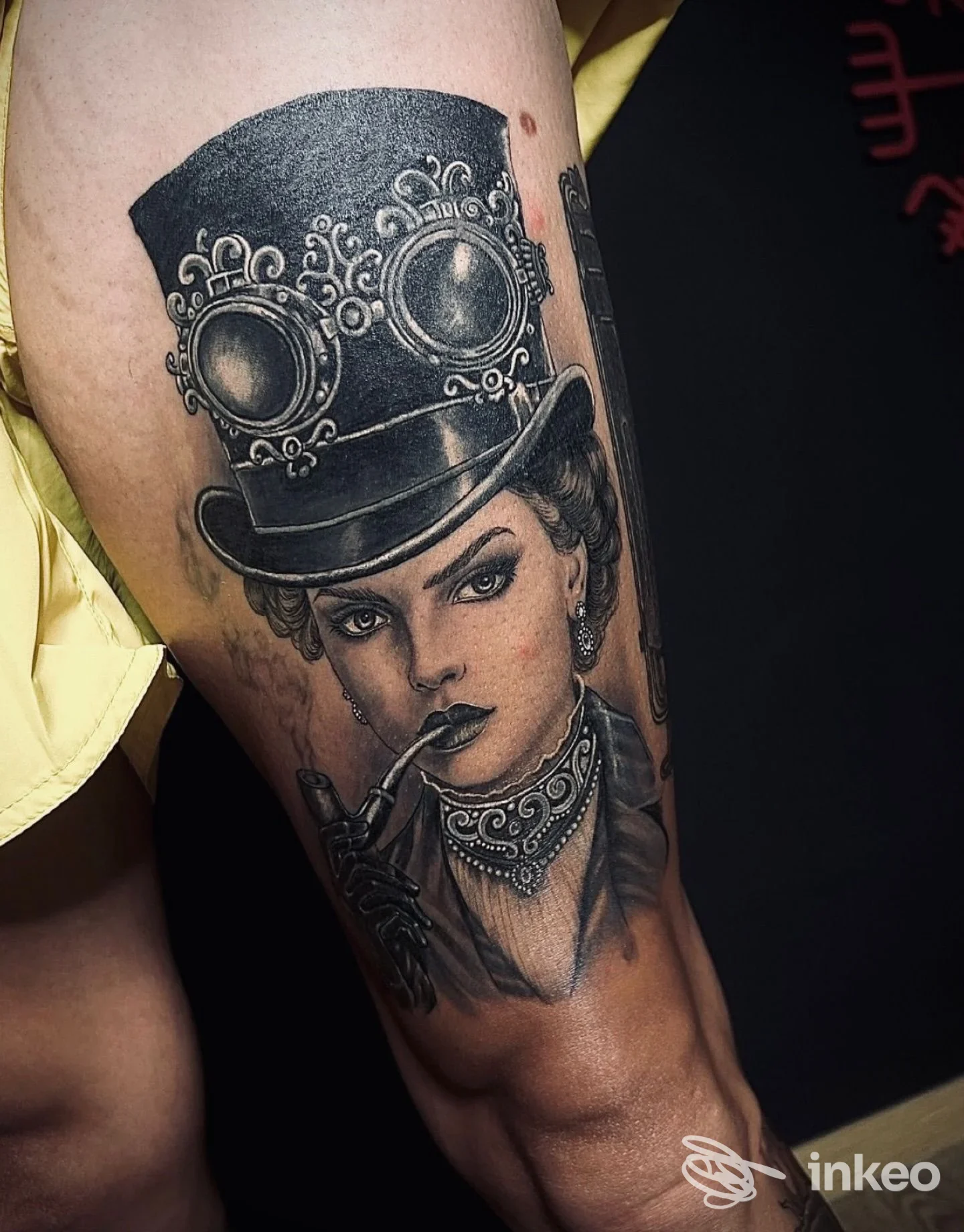 Tatuaggio realistico in bianco e nero su coscia: ritratto femminile steampunk. Del Popolo Tattoo – Messina.