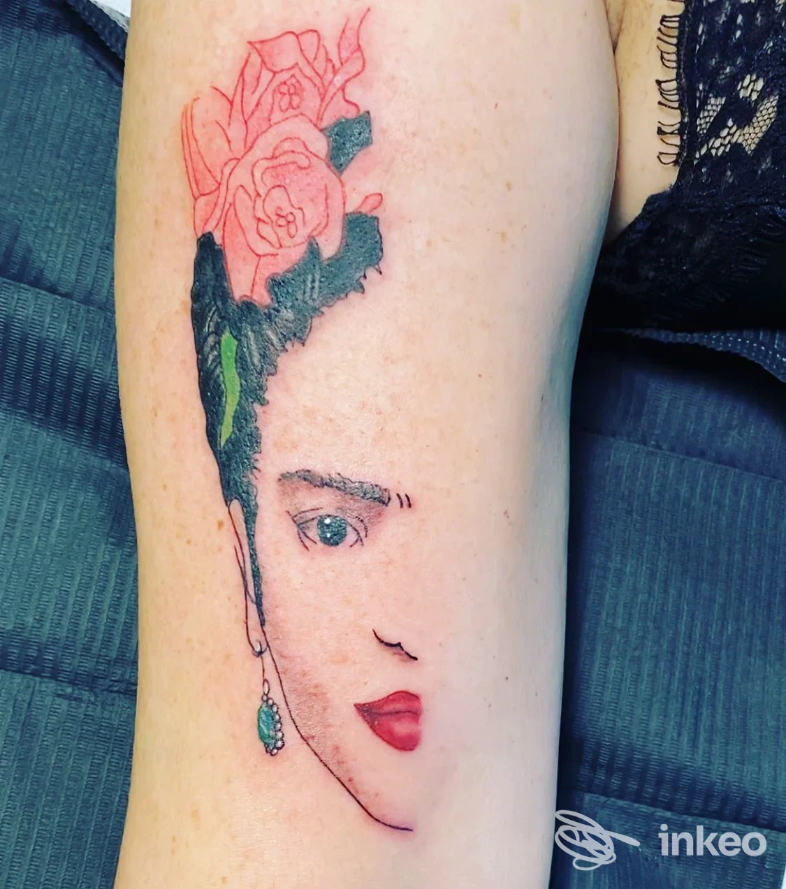 Tatuaggio su avambraccio raffigurante volto femminile con fiori, realizzato da Fily art tattoo a Marsala.