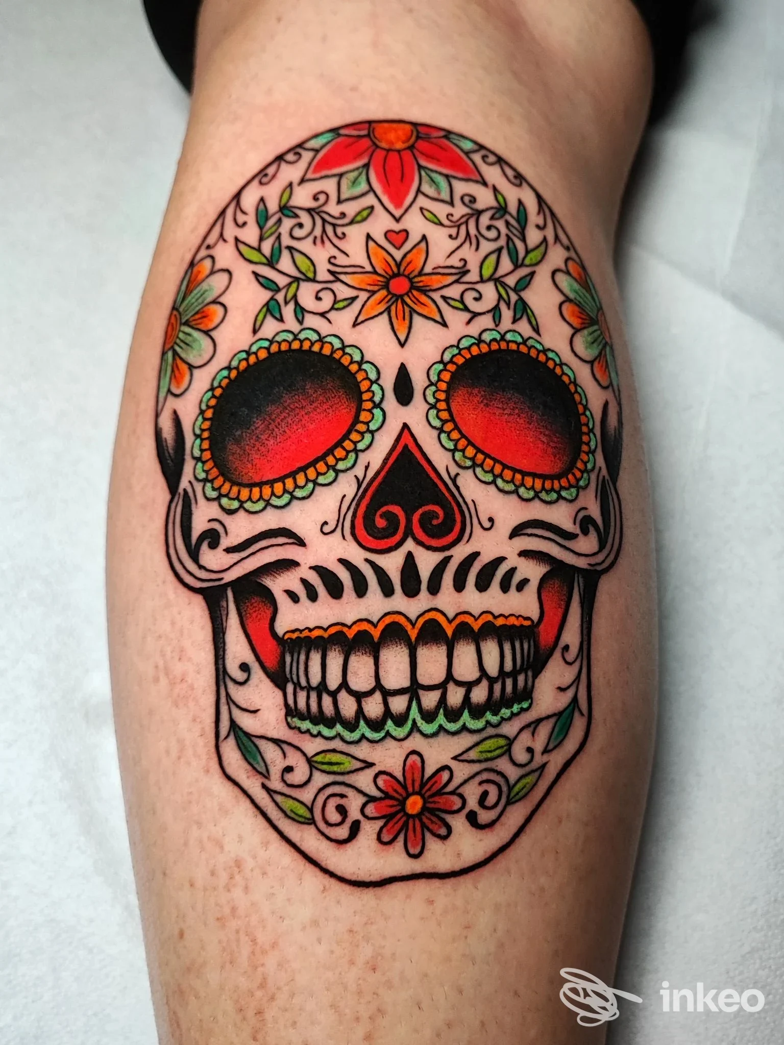 Tatuaggio a forma di teschio colorato sul polpaccio, fotografia fornita da G. COX TATTOO a Catania.