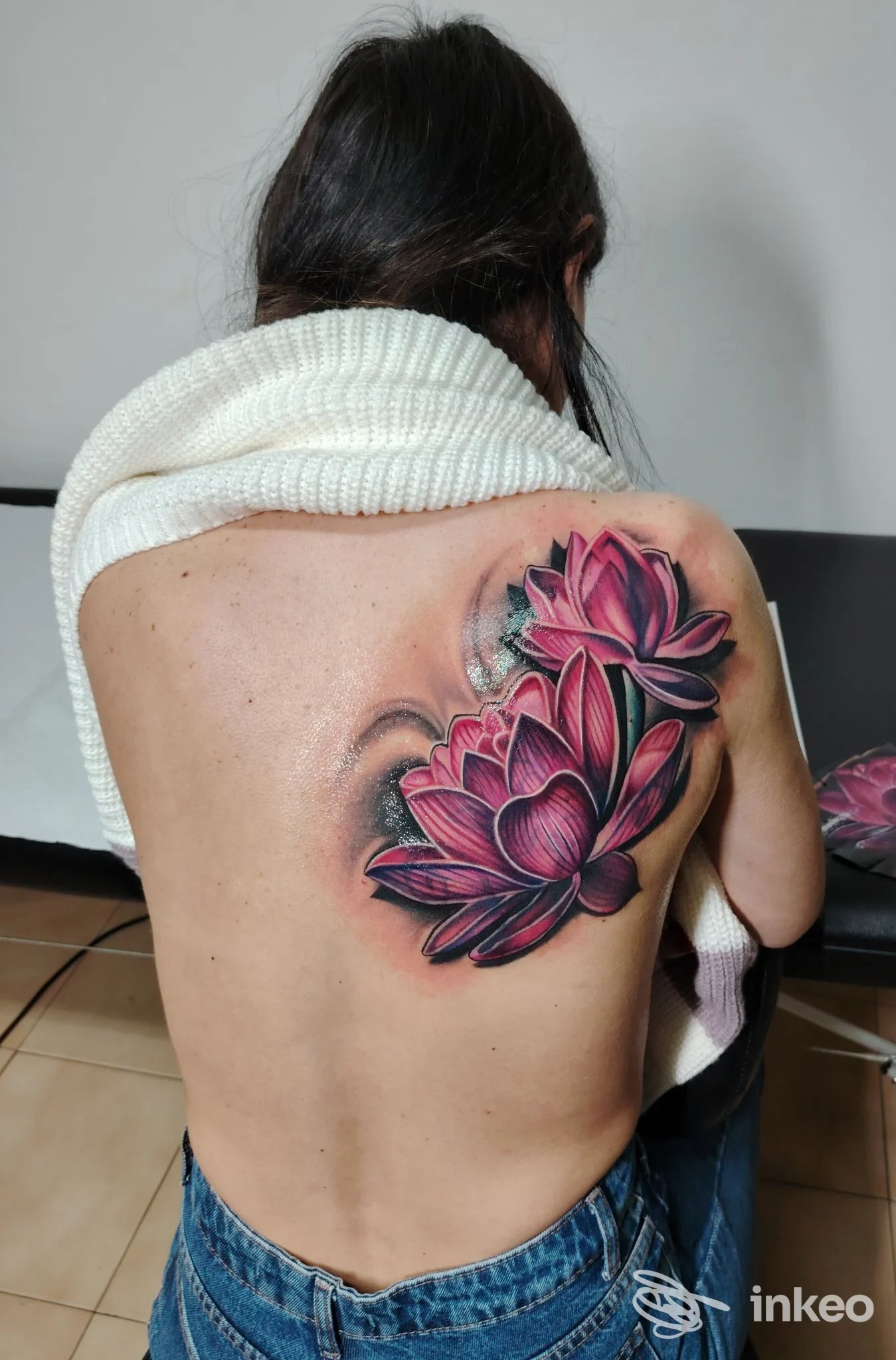 Tatuaggio floreale colorato sulla spalla destra e alto dorso, foto fornita da G. P. Project S. R. L. studio a Cefalù.