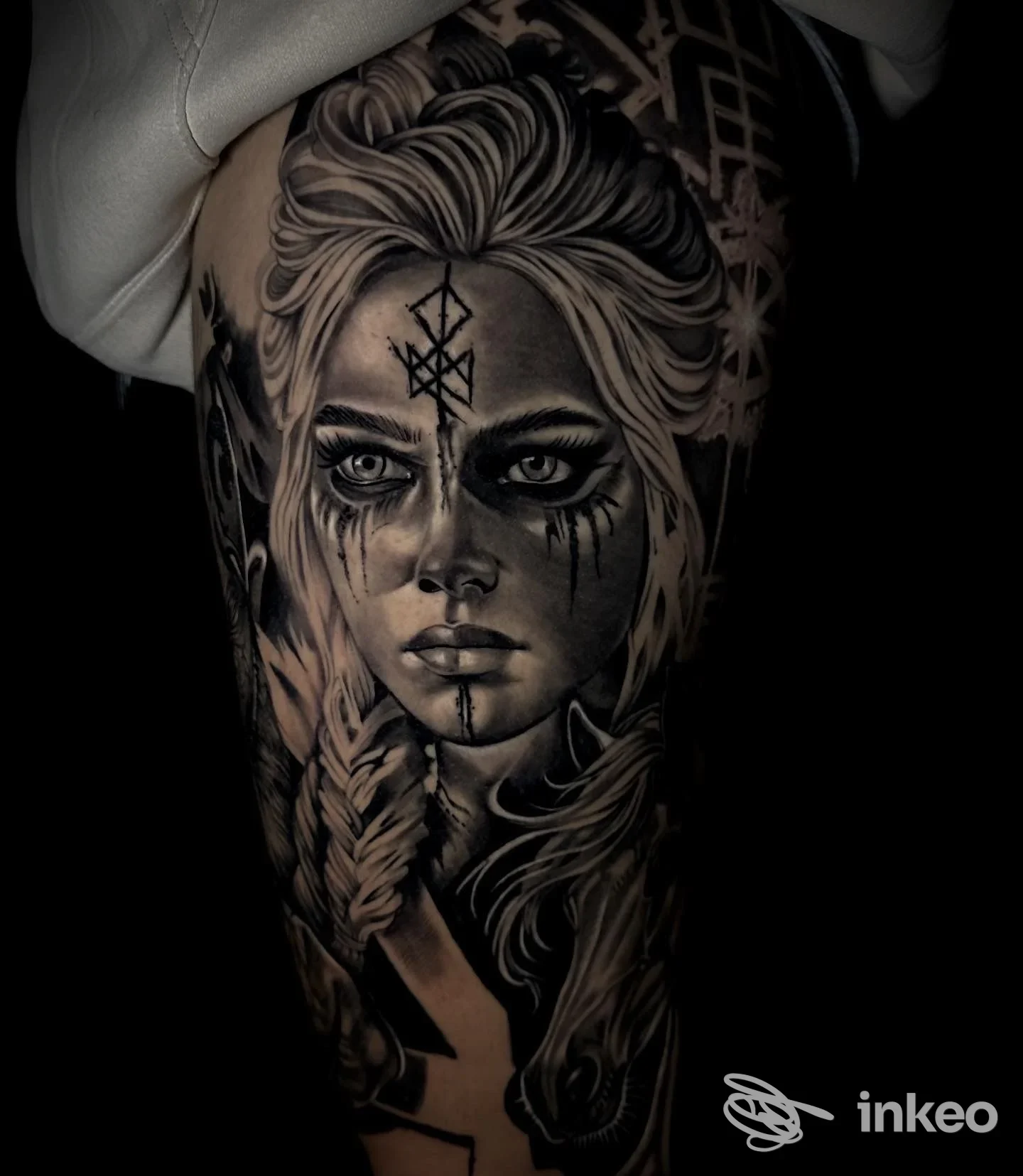 Grande tatuaggio realistico di volto femminile sul braccio, scatto del lavoro eseguito da Gabyria Tattoo Atelier a Catania.