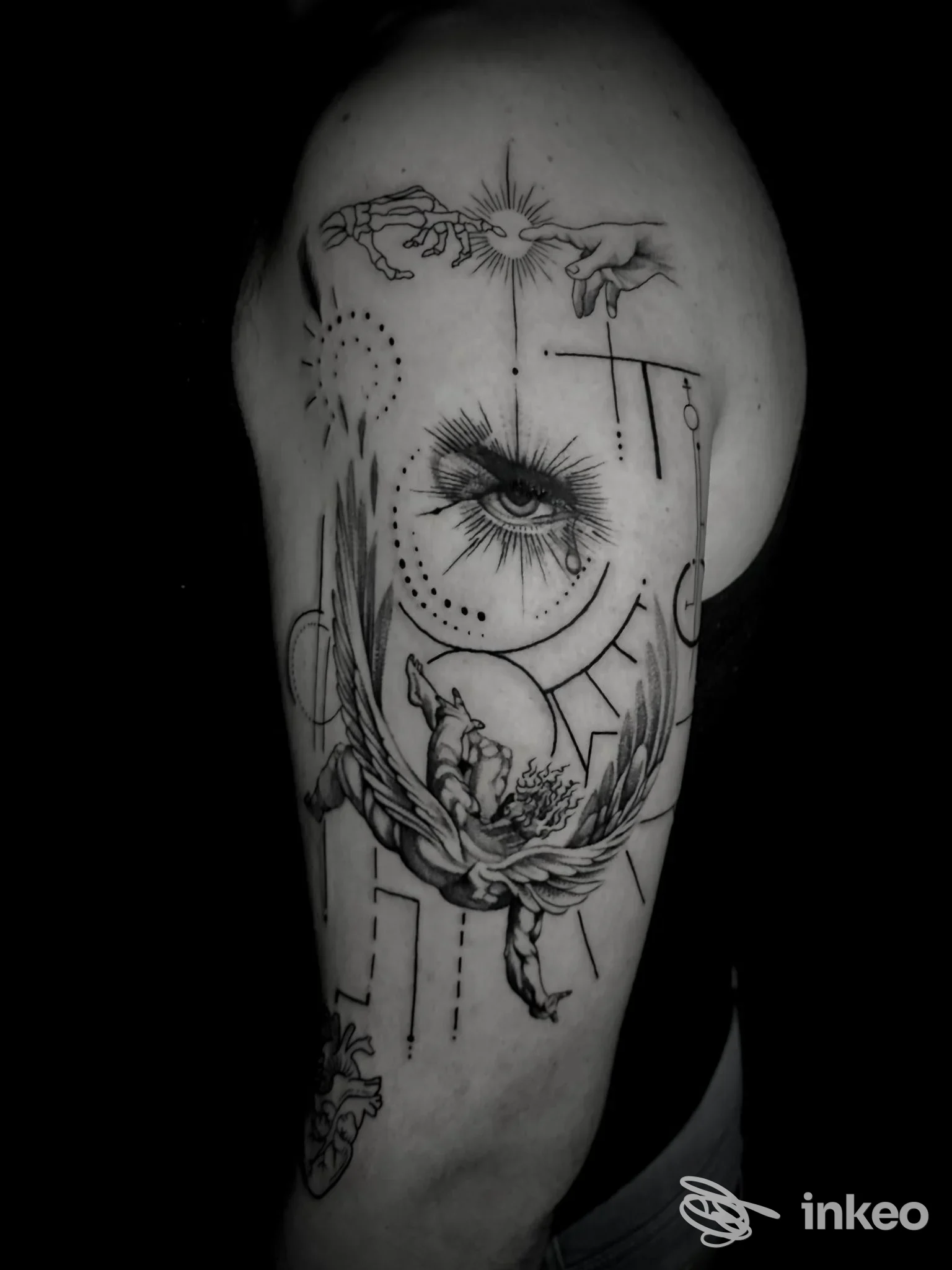 Tatuaggio al braccio con occhio realistico, elementi lineari e dotwork, eseguito da Gabyria Tattoo Atelier a Catania.