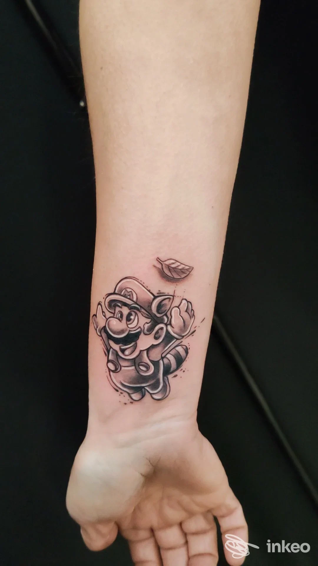 Tatuaggio in bianco e nero su avambraccio interno raffigurante un personaggio in stile cartoon — Fuoriposto Tattoo, Trapani.