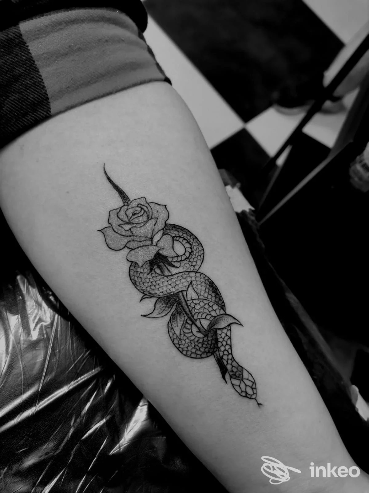 Tatuaggio su avambraccio: serpente avvolto attorno a una rosa, foto fornita da GR SKIN INK tattoo studio, Caltagirone.