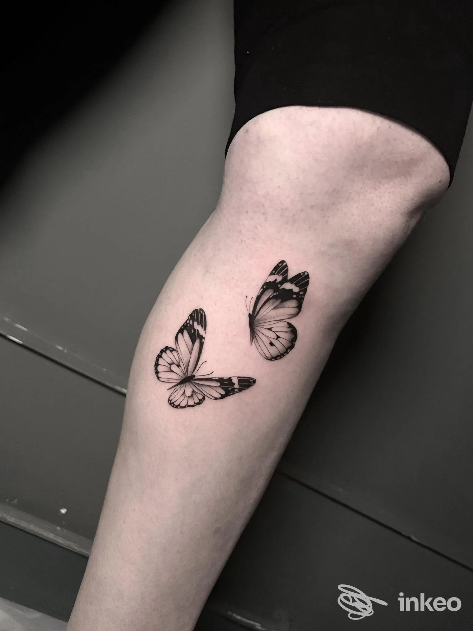 Due farfalle tatuate in nero e grigio sull'avambraccio, Garage Tattoo, Catania.