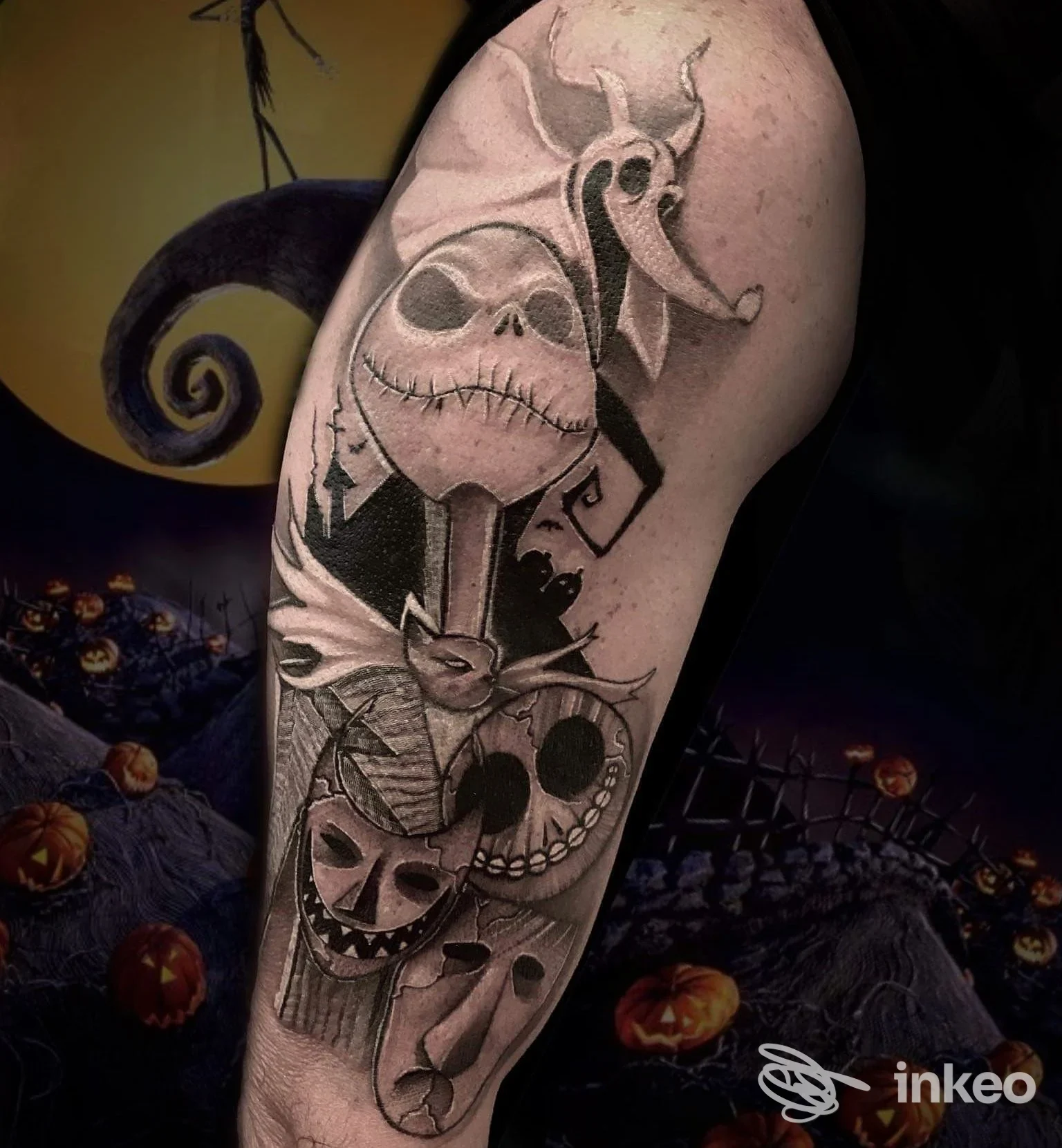 Tatuaggio bianco e nero sul bicipite con personaggi ispirati a 'Nightmare Before Christmas', fotografato da Horizon Tattoo Studio ad Alcamo.