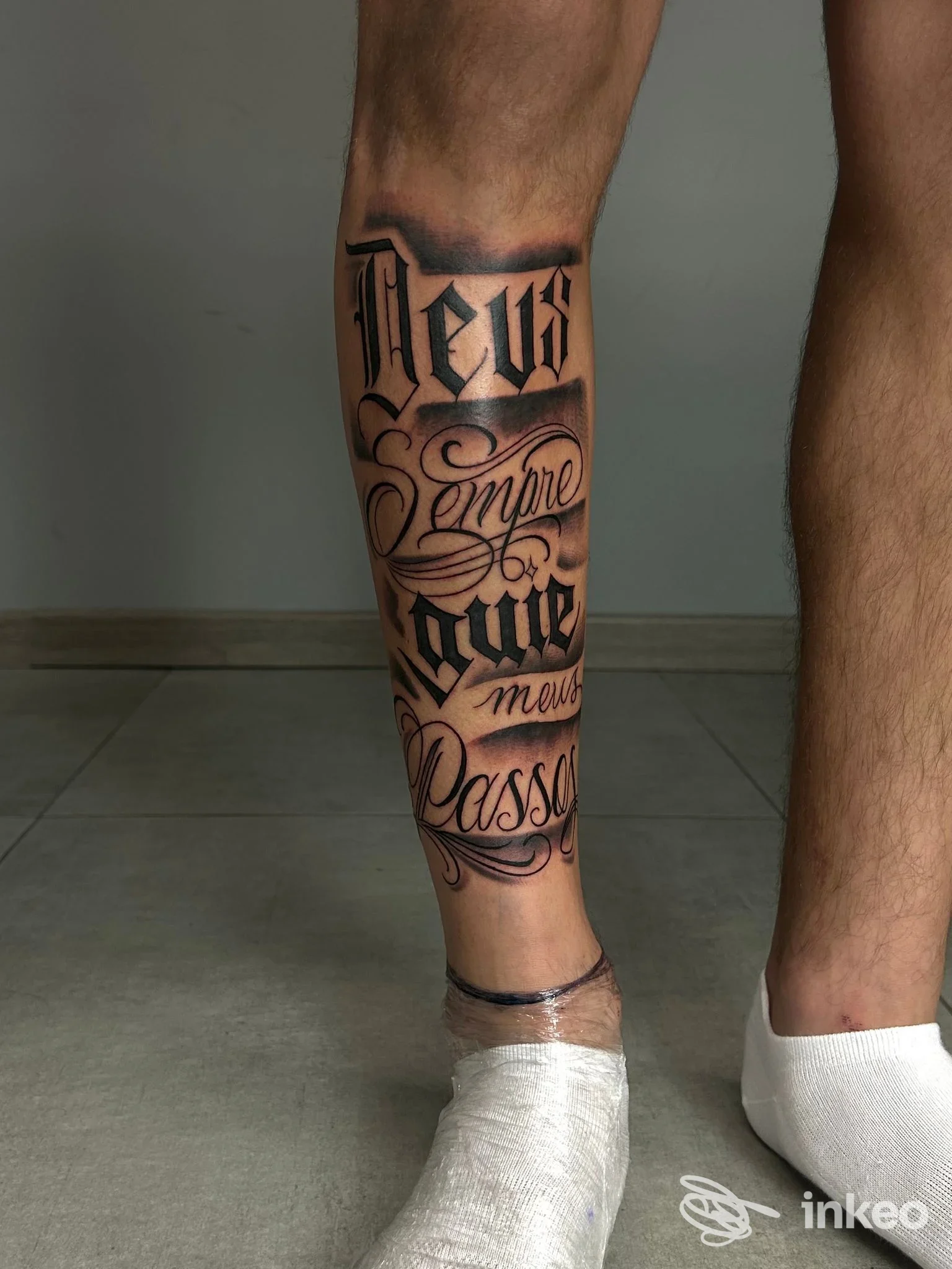 Tatuaggio lettering nero sul polpaccio, foto realizzata per INK HOUSE TATTOO DI FAZIO GABRIELE a Barcellona Pozzo di Gotto.