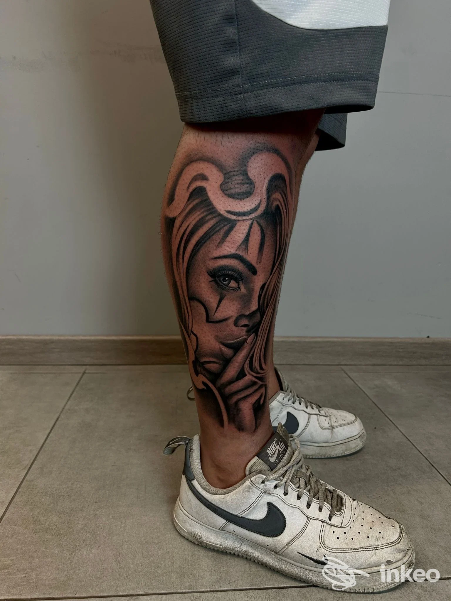 Tatuaggio realistico in bianco e nero sul polpaccio, fotografato presso INK HOUSE TATTOO di Fazio Gabriele a Barcellona Pozzo di Gotto.
