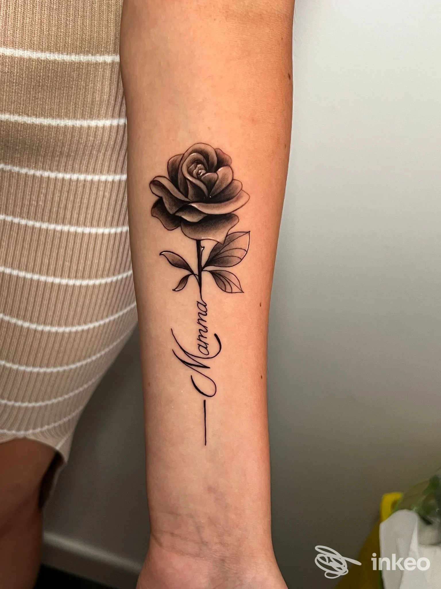 Tatuaggio di una rosa in bianco e nero con la scritta "Mamma" sull'avambraccio, Ghost Lost tattoo shop, Bagheria.