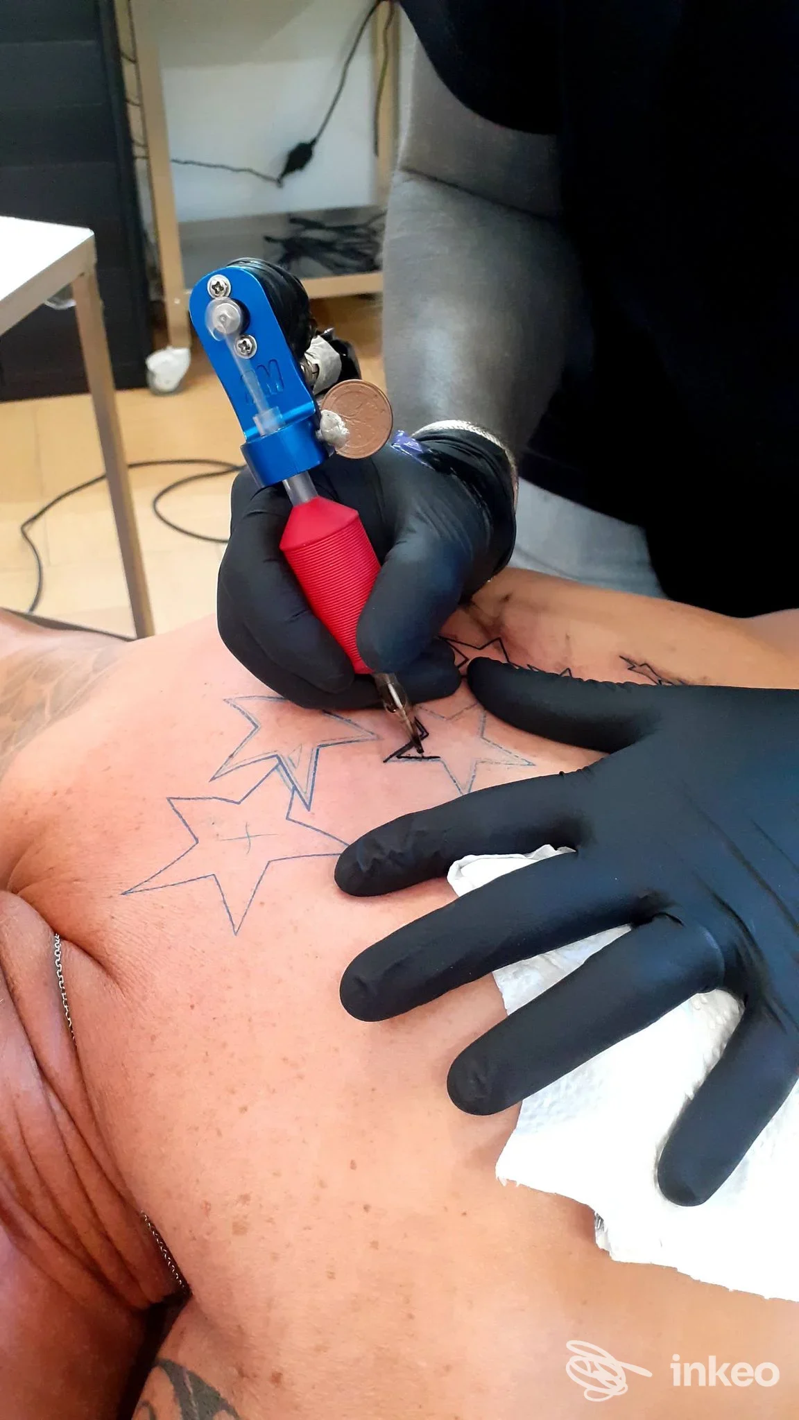 Tatuaggio di stelle sul petto in corso, artista al lavoro nello studio House Tattoo a Sciacca.