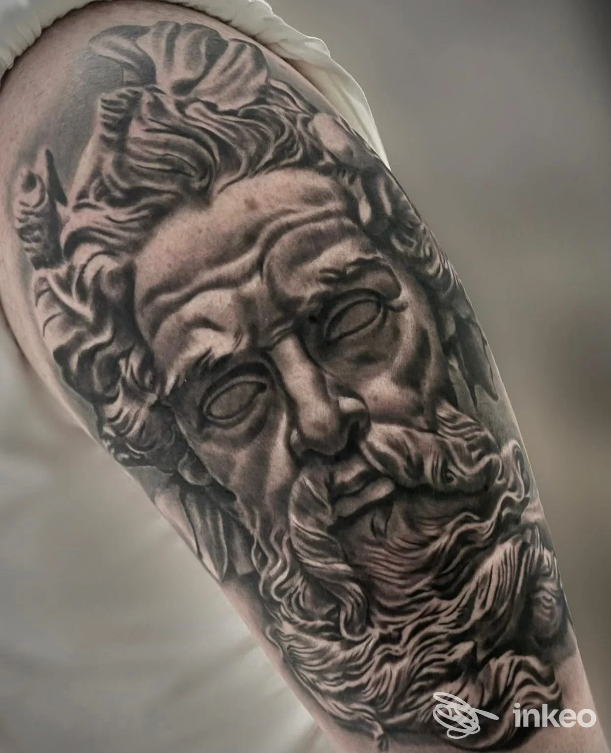 Tatuaggio realistico a figura su braccio: ritratto scultoreo in bianco e nero, ISTINTO TATTOO STUDIO, Bagheria.