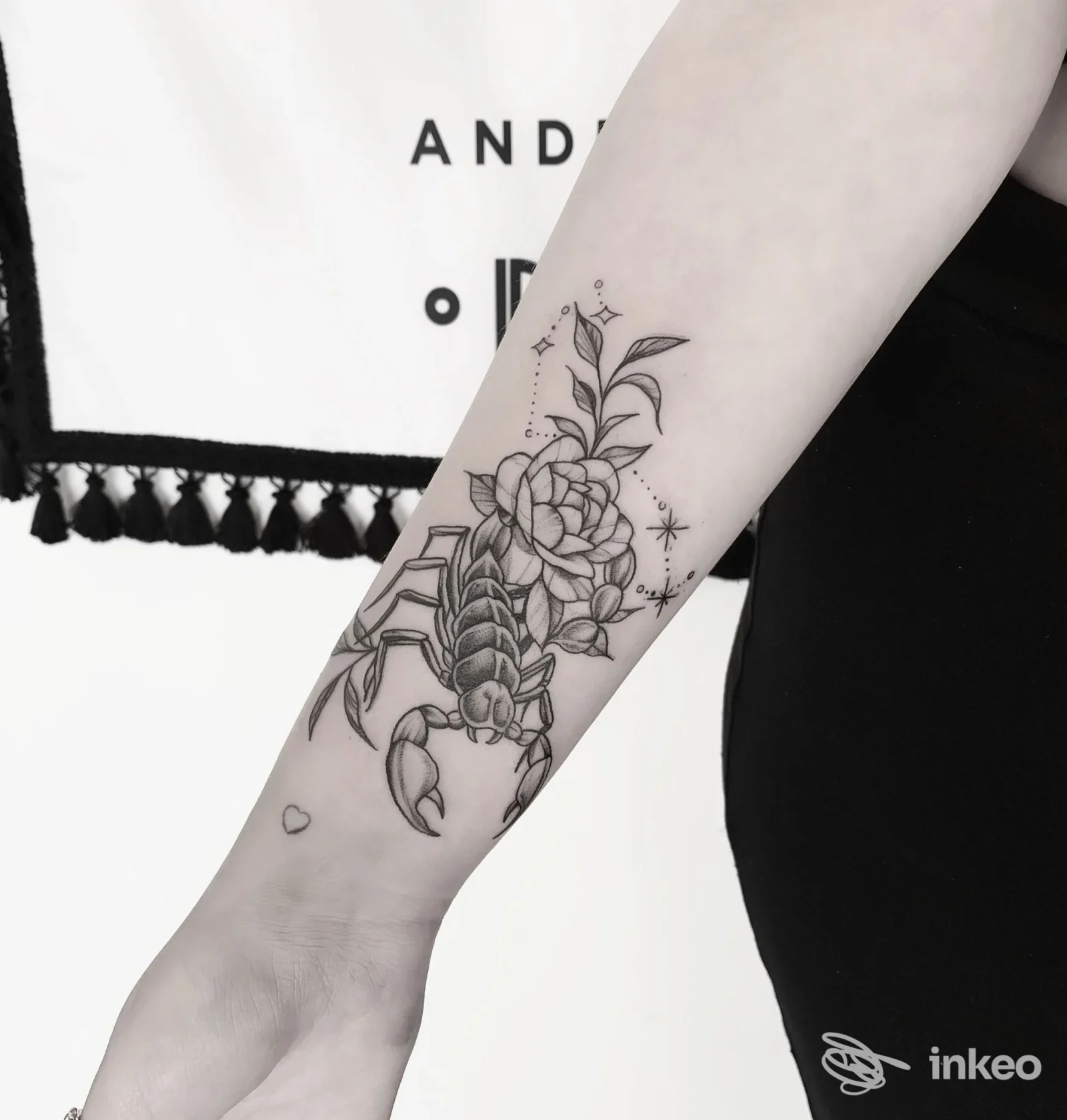 Tatuaggio scorpione e fiori sull'avambraccio, Indipendente Tattoo Parlor, Fiumefreddo di Sicilia.