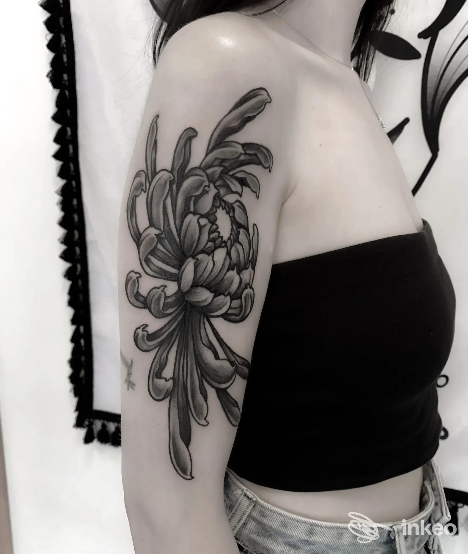 Dettaglio di grandissimo tatuaggio floreale in nero e grigio sul braccio e spalla, foto fornita da Indipendente Tattoo Parlor, Fiumefreddo di Sicilia.