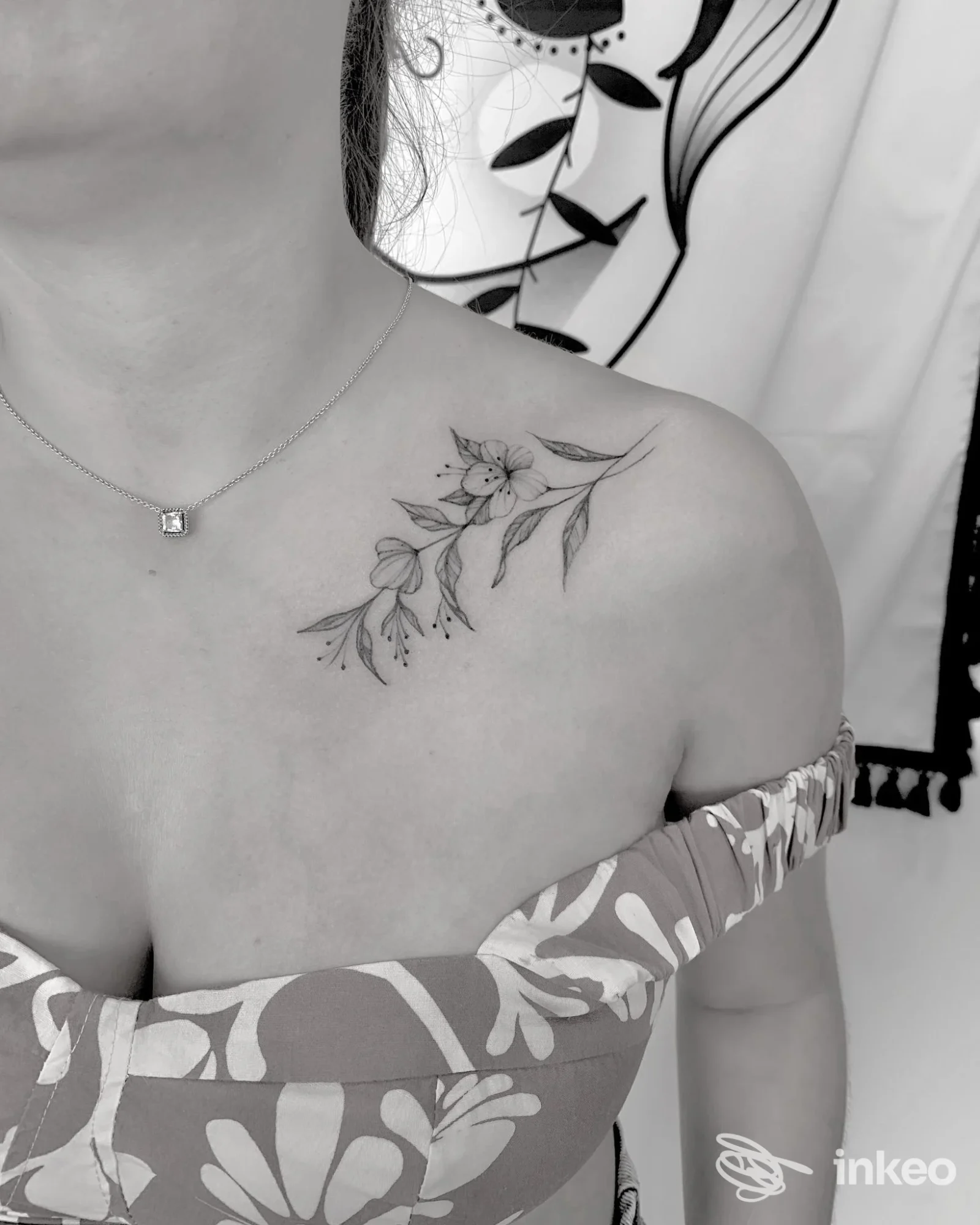 Piccolo tatuaggio floreale in nero sulla clavicola destra, fotografato su pelle reale. Indipendente Tattoo Parlor, Fiumefreddo di Sicilia.