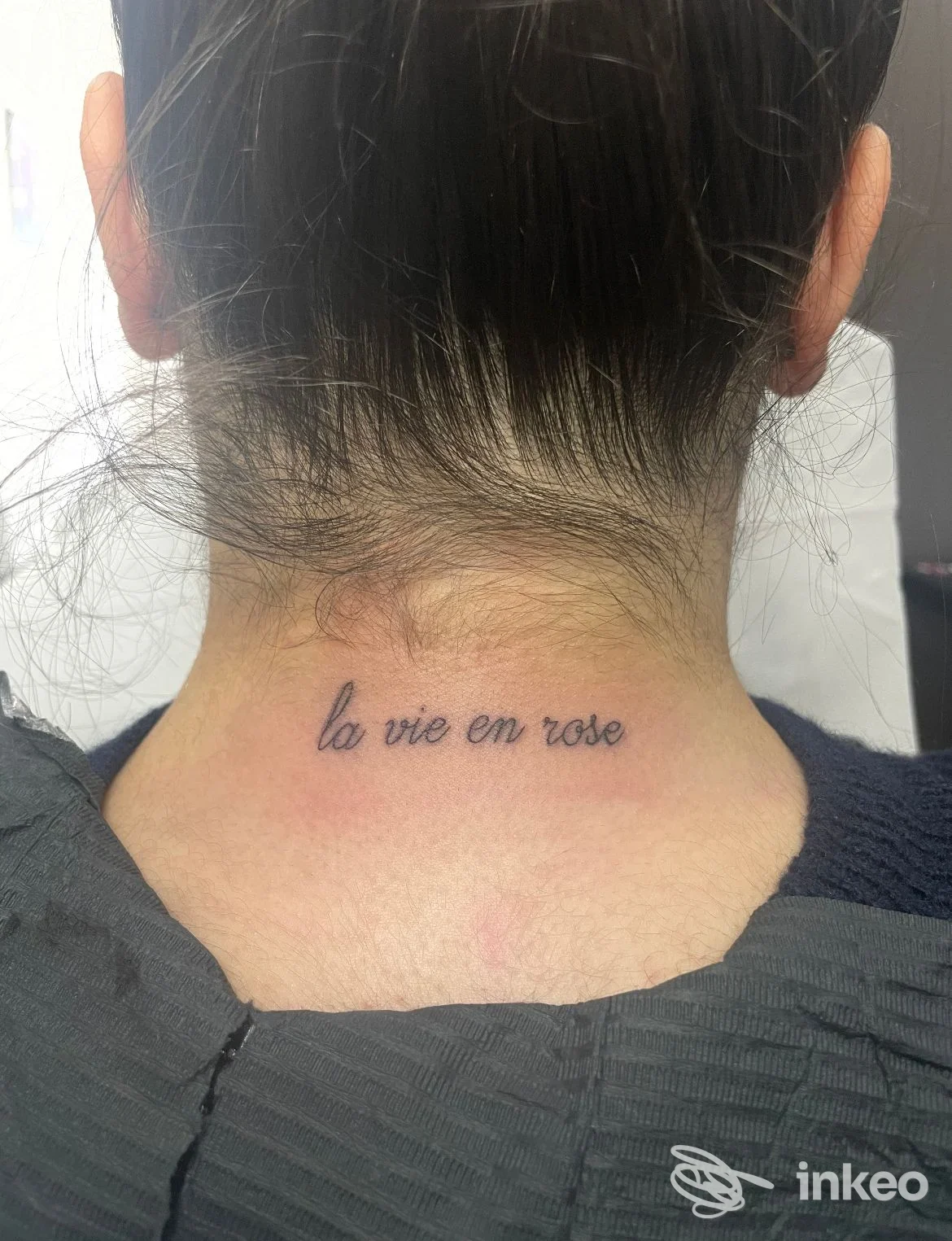 Tatuaggio "la vie en rose" sulla nuca, realizzato da Inked Tattoo a Vittoria.