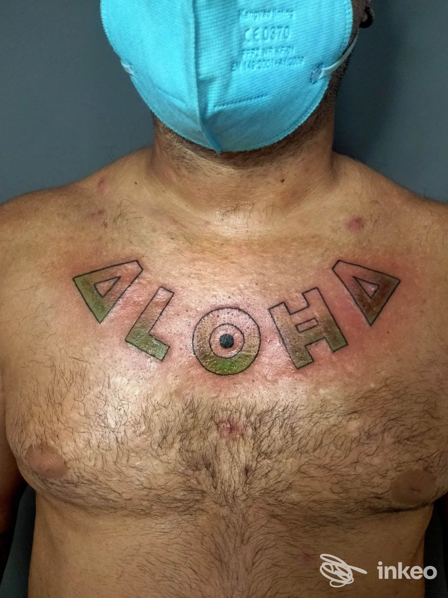 Tatuaggio grafico sulla parte superiore del petto, foto fornita dallo studio Inked Tattoo a Vittoria.