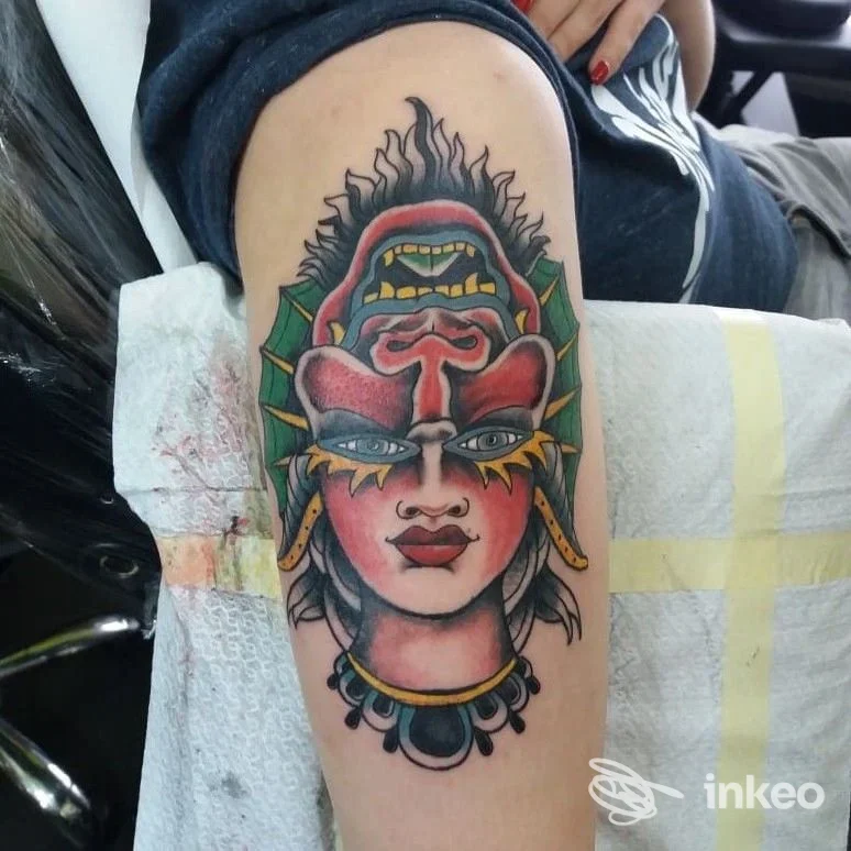 Tatuaggio colorato a figura femminile sul braccio, Inkonscio Tattooshop, Acireale.