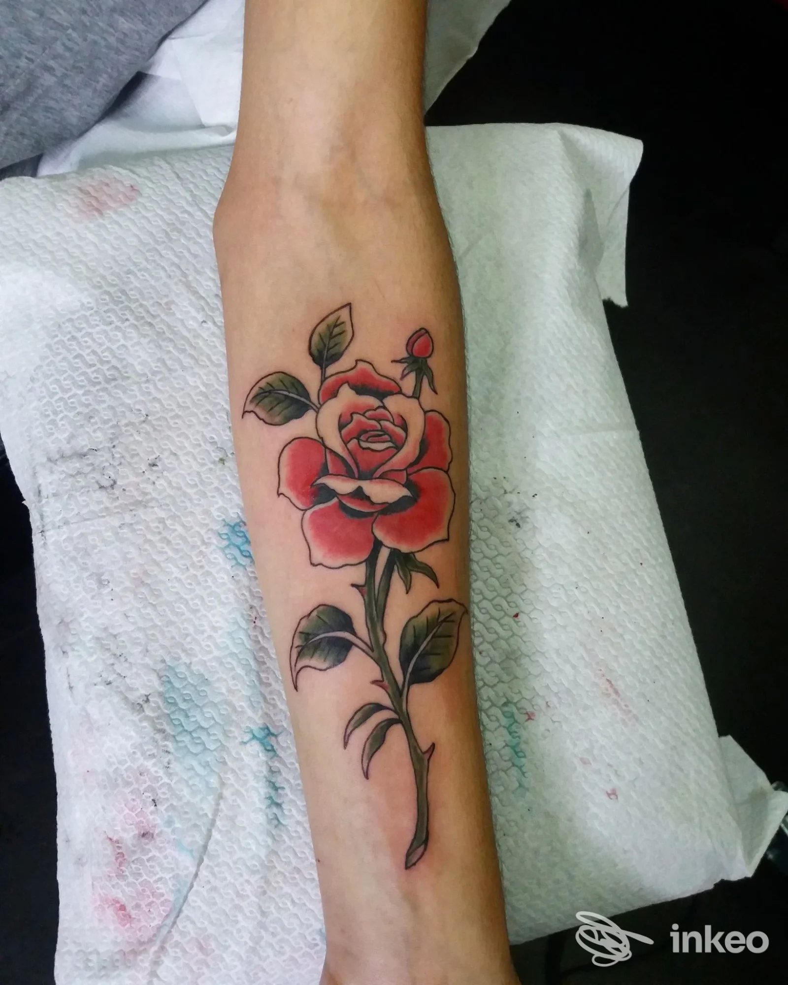 Rosa tatuata sull'avambraccio, foto del risultato eseguito da Inkonscio Tattooshop, Acireale.