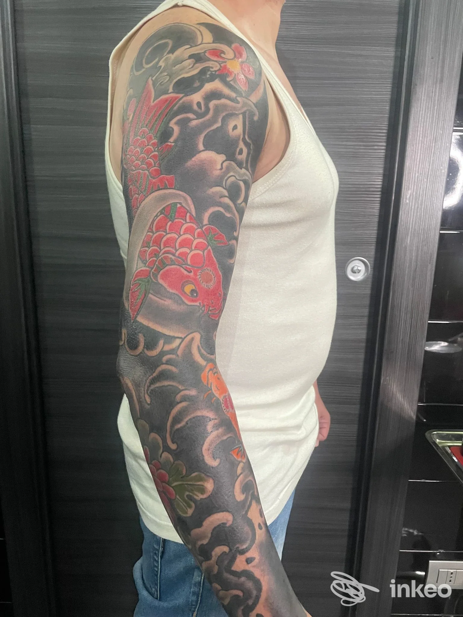 Tatuaggio a manica completa sul braccio destro, foto inviata da Inkonscio Tattooshop, Acireale.