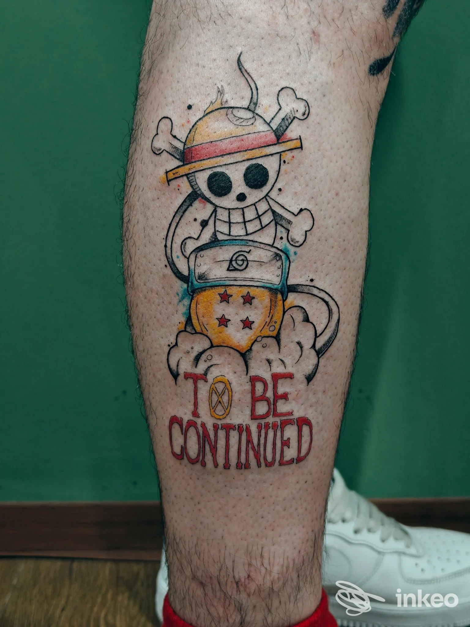 Tatuaggio sul polpaccio con teschio in stile cartoon e la scritta 'TO BE CONTINUED' — Inkspot Studio Tattoo, Tremestieri Etneo.