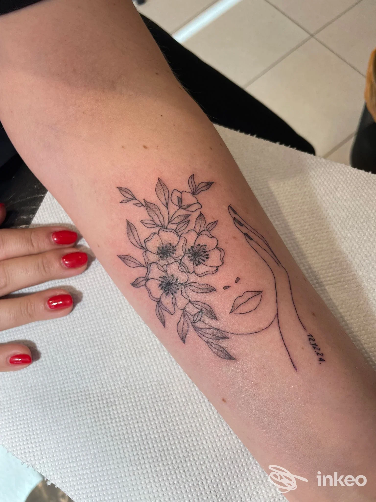 Tatuaggio a linee sottili con fiori e profilo su avambraccio, JOLLY ROGER TATTOO, Modica.
